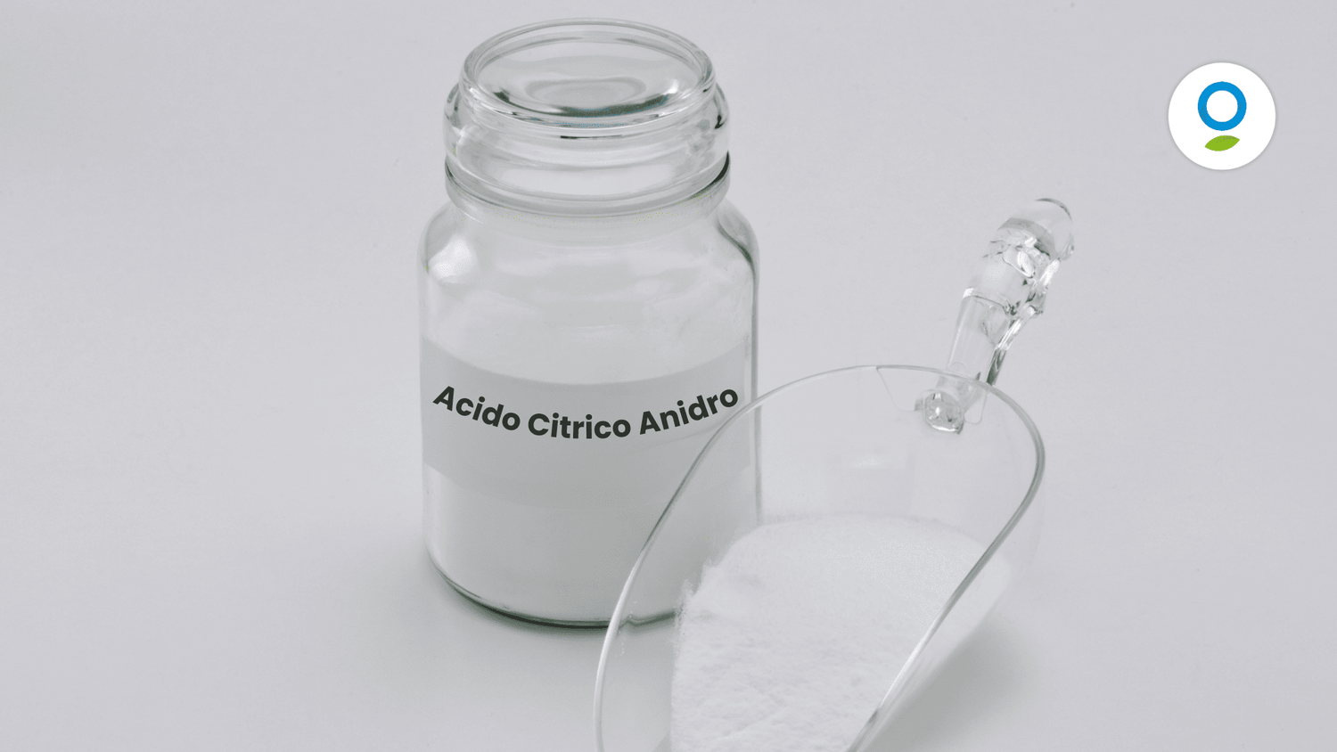 Vasetto in vetro di Acido Citrico Anidro e sulla destra un cucchiaio in vetro con del prodotto