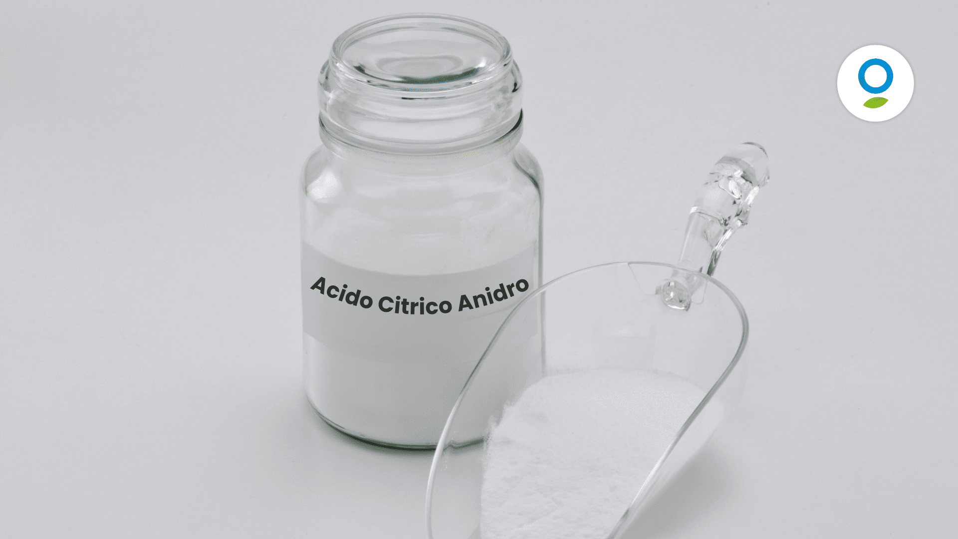 Vasetto in vetro di Acido Citrico Anidro e sulla destra un cucchiaio in vetro con del prodotto