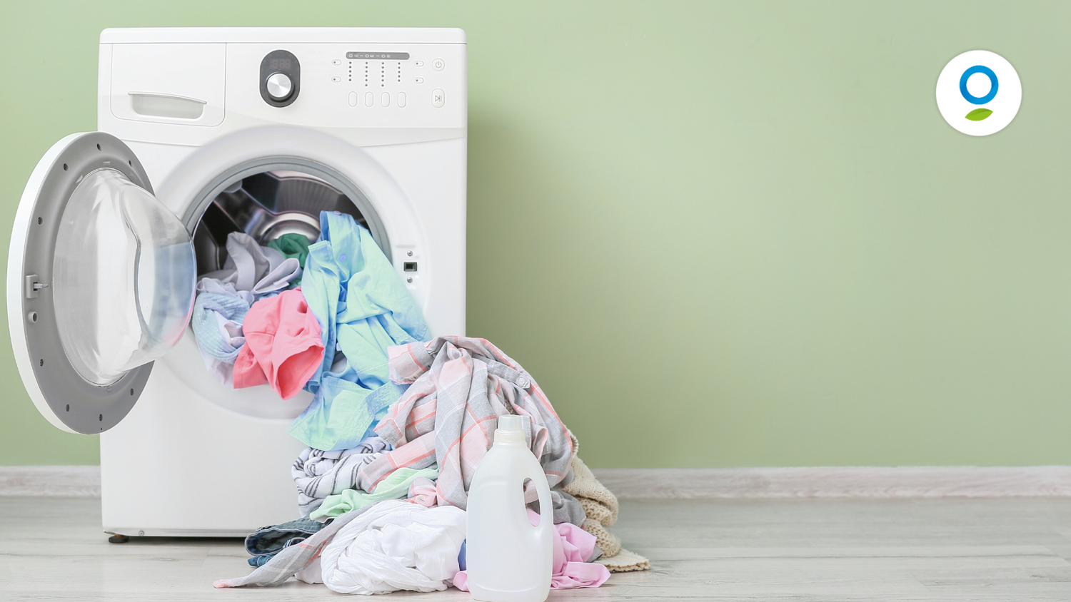 lavatrice aperta da cui escono i vestiti