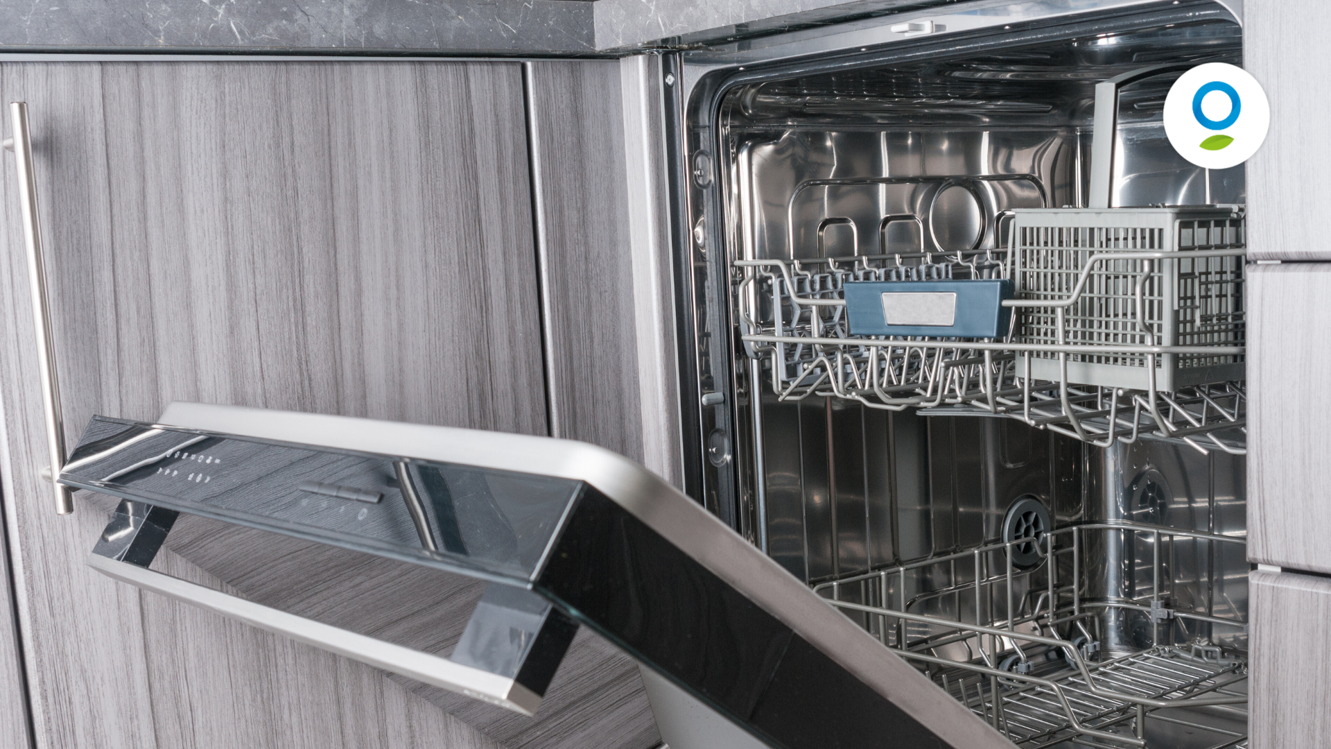 lavastoviglie vuota e aperta