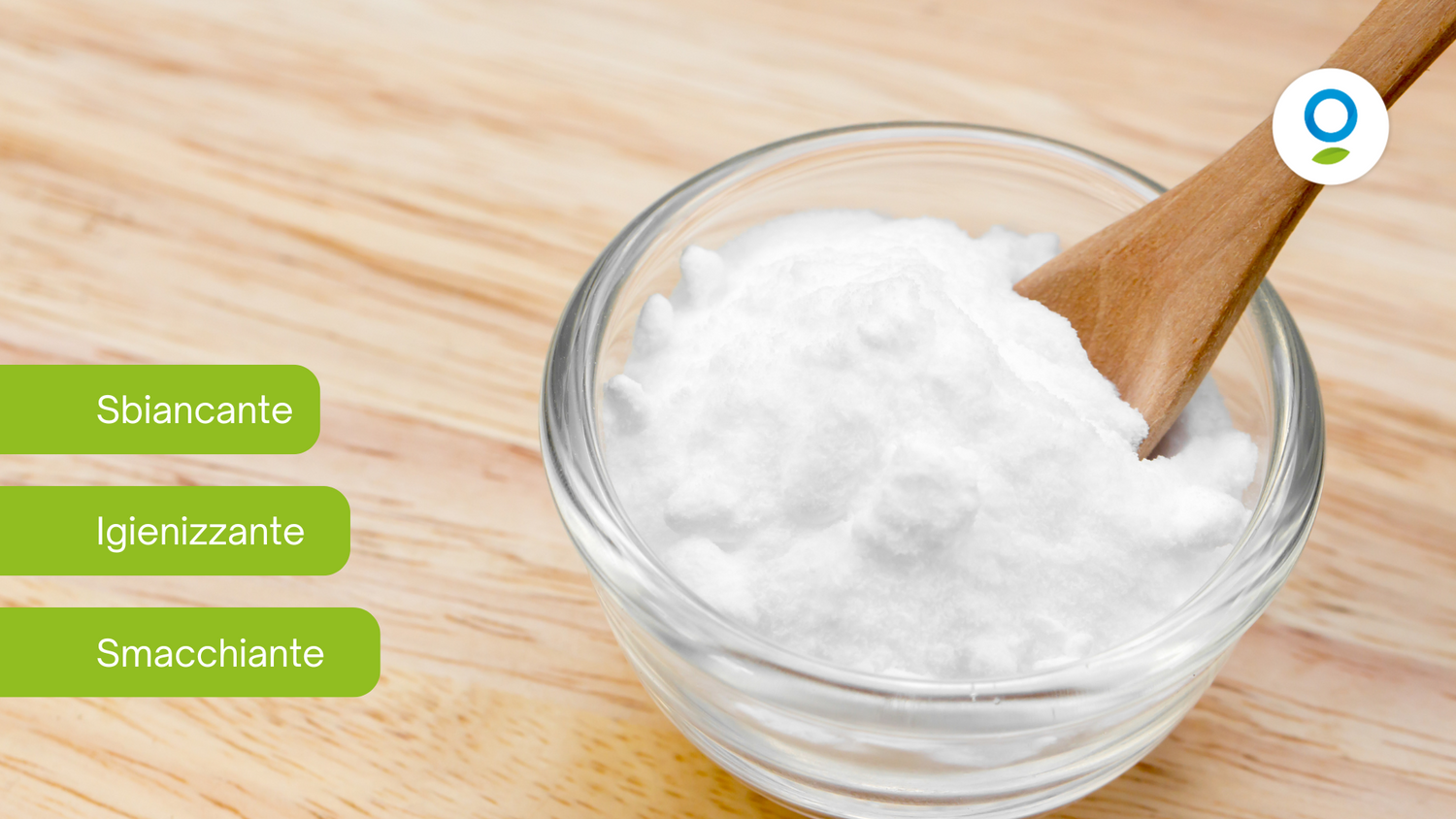 ciotola con percarbonato e cucchiaio in legno, sulla sinistra 3 parole che descrivono il percarbonato (sbiancante, igienizzante, smacchiante)