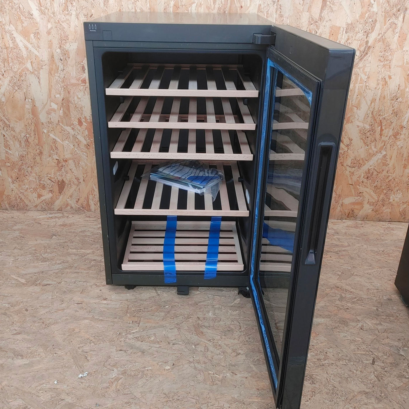 Haier Wine Bank 50 Serie 5 HWS49GA Cantinetta frigo con compressore Libera installazione Nero 49 bottiglia(e)
