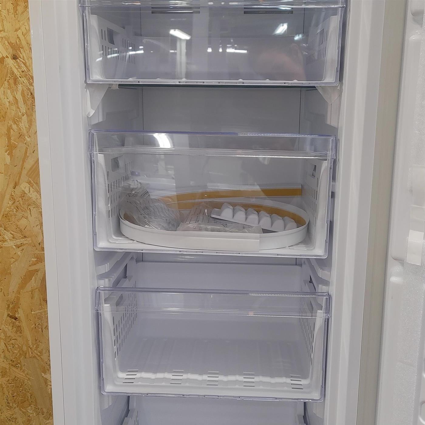 Congelatore verticale Beko BFNA247E40SN da Incasso 220 L