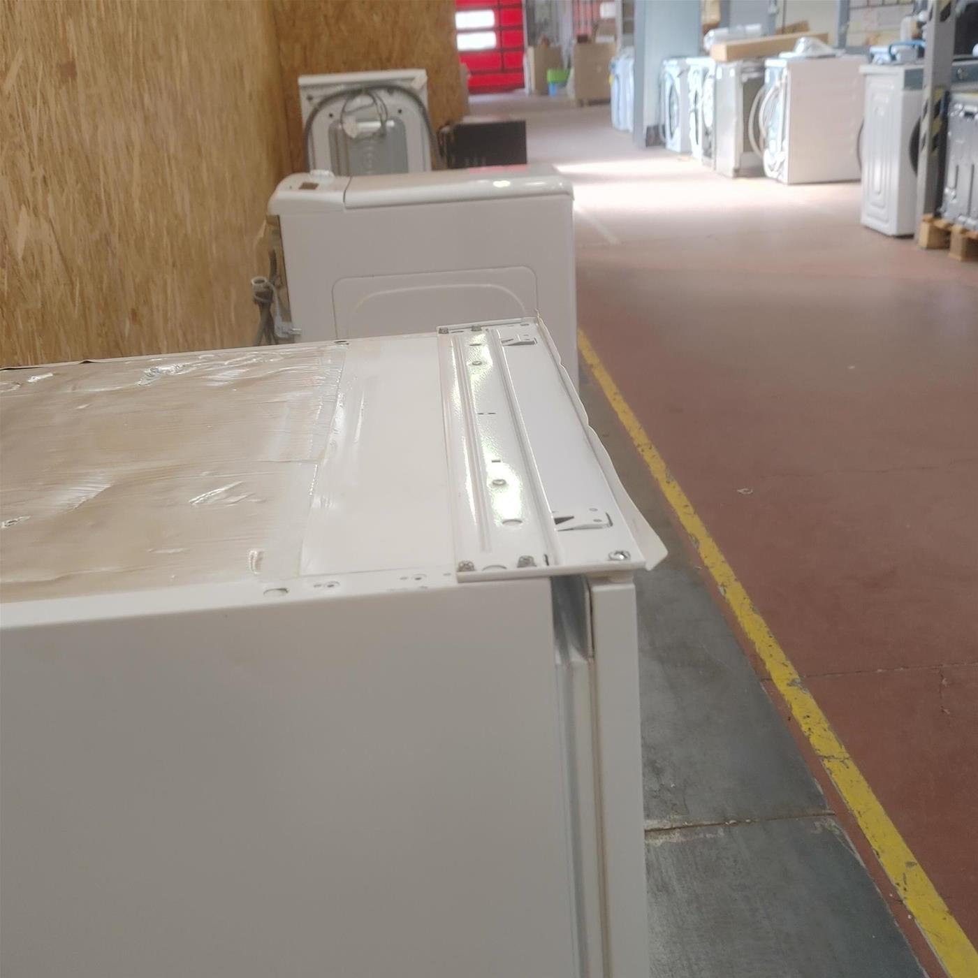 Congelatore verticale Electrolux LUB3AE88S Da incasso 98 L