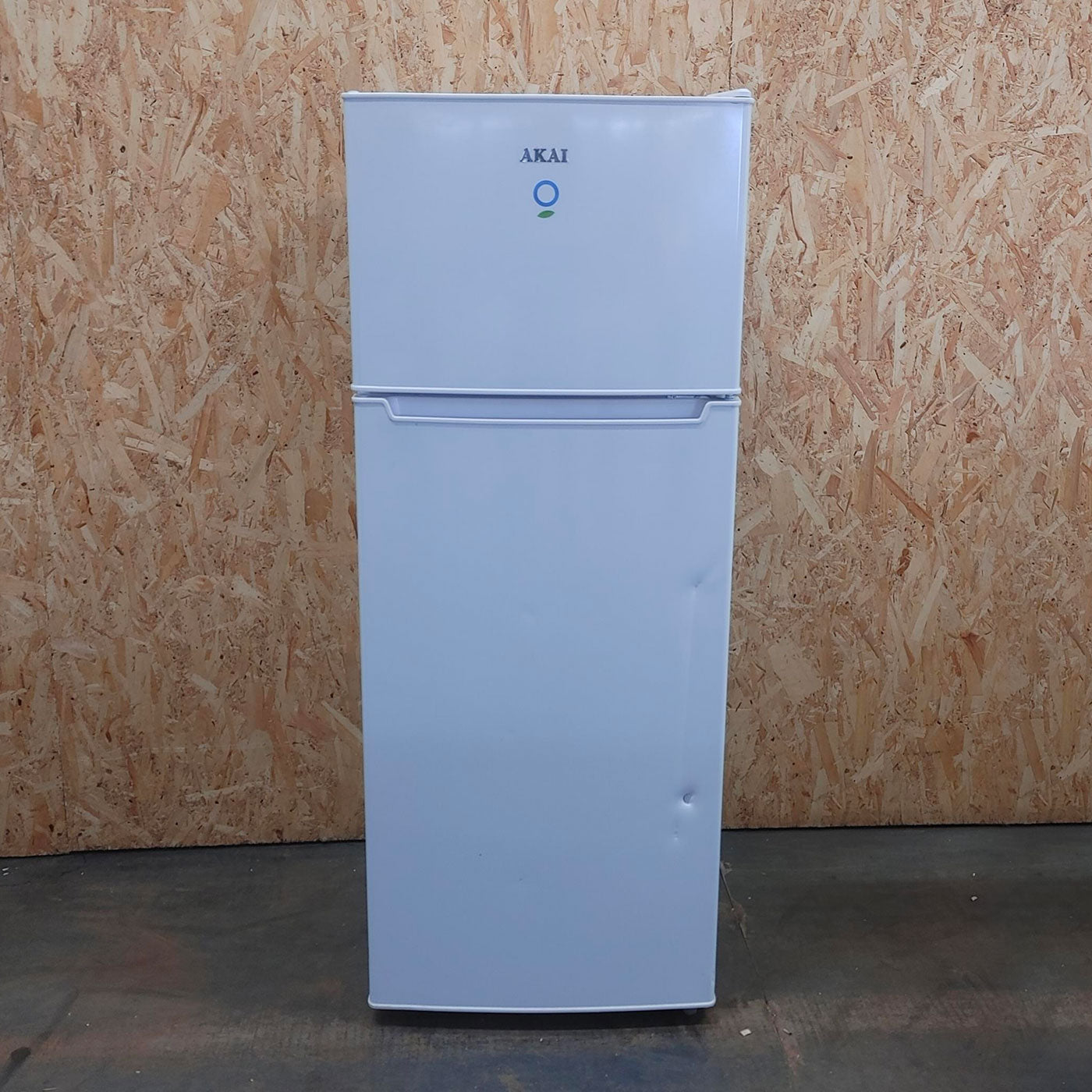 Akai AKFR242L frigorifero-congelatore Libera installazione 210 L Bianco