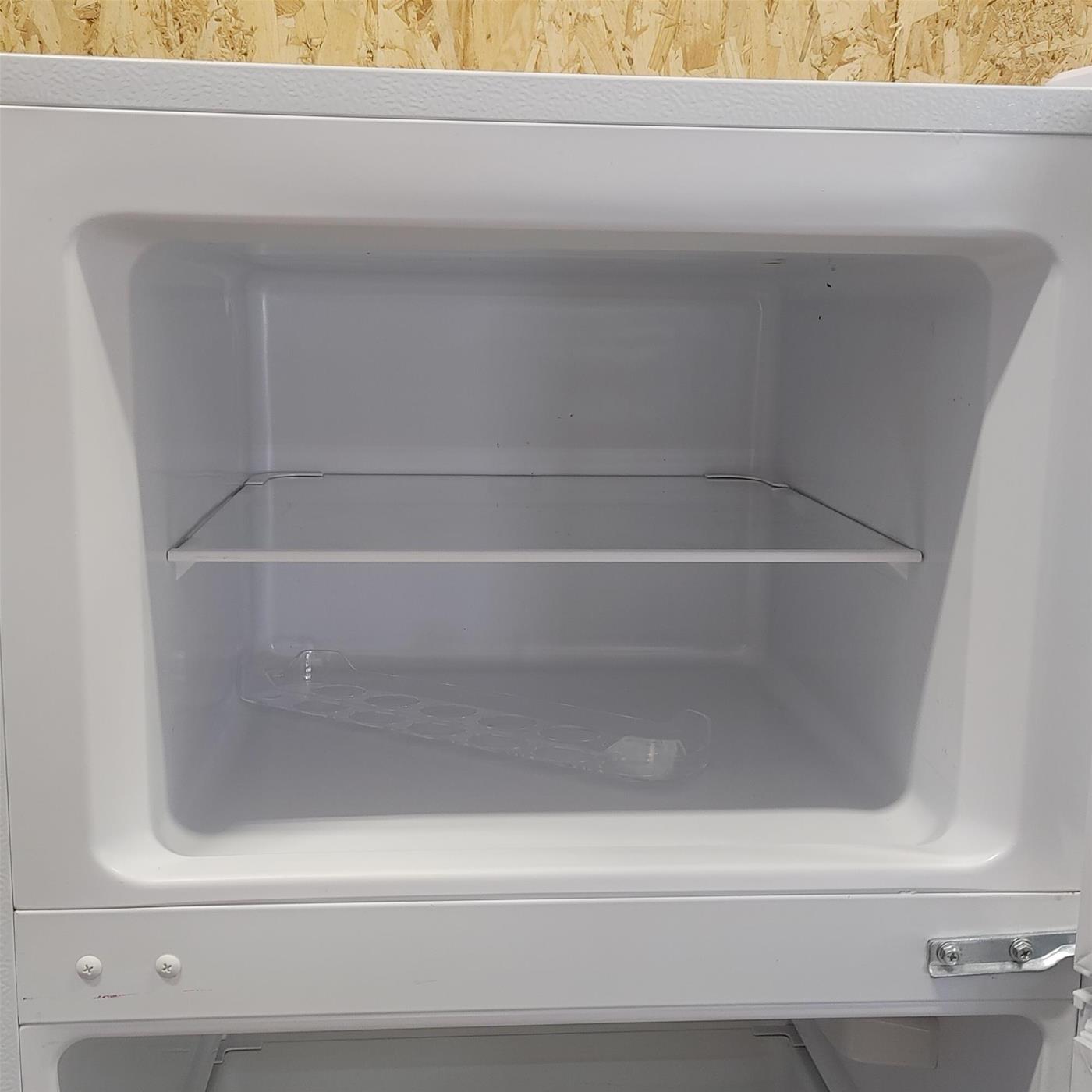 Akai AKFR242L frigorifero-congelatore Libera installazione 210 L Bianco