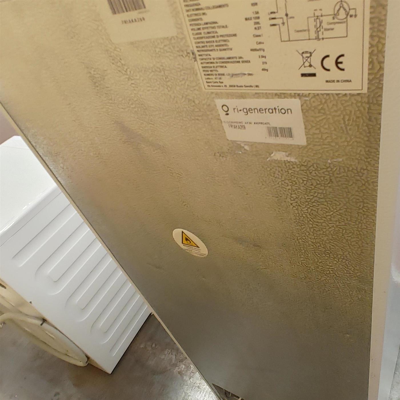 Akai AKFR242L frigorifero-congelatore Libera installazione 210 L Bianco