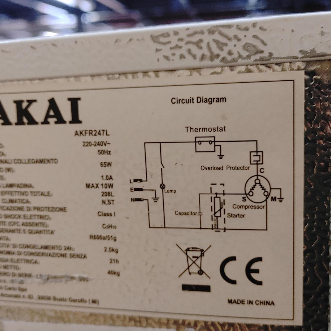 Akai AKFR242L frigorifero-congelatore Libera installazione 210 L Bianco