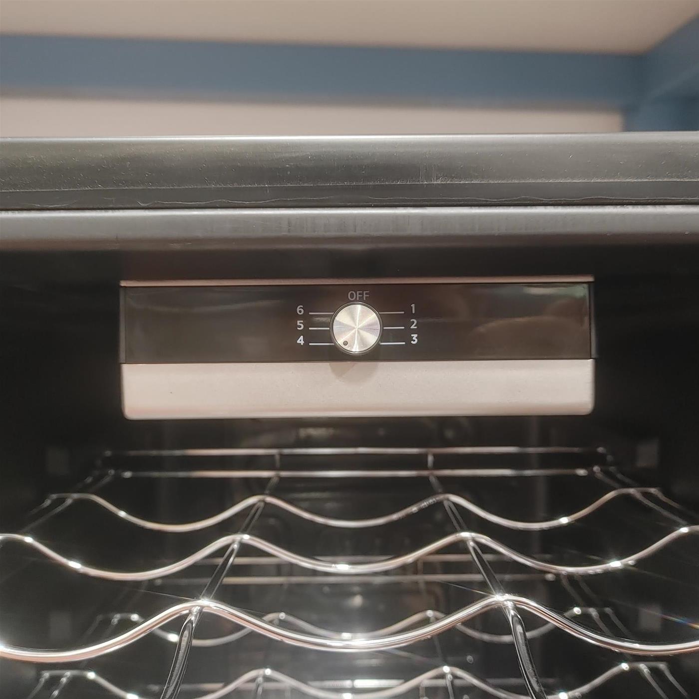 Candy CWC 021 M/N Cantinetta frigo con compressore Libera installazione Nero 21 bottiglia