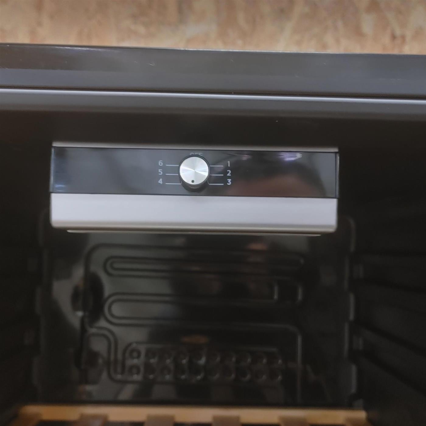 Candy DiVino CWC 150 MH Frigorifero per vino a compressore Libera installazione Nero 41 bottiglia/e