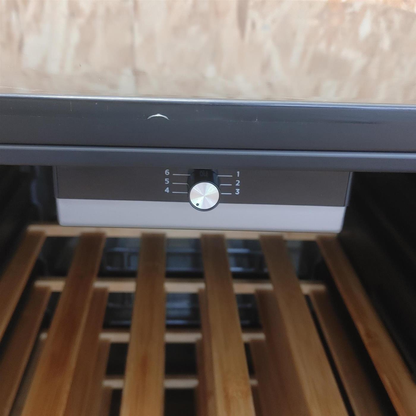 Candy DiVino CWC 150 MH Frigorifero per vino a compressore Libera installazione Nero 41 bottiglia/e