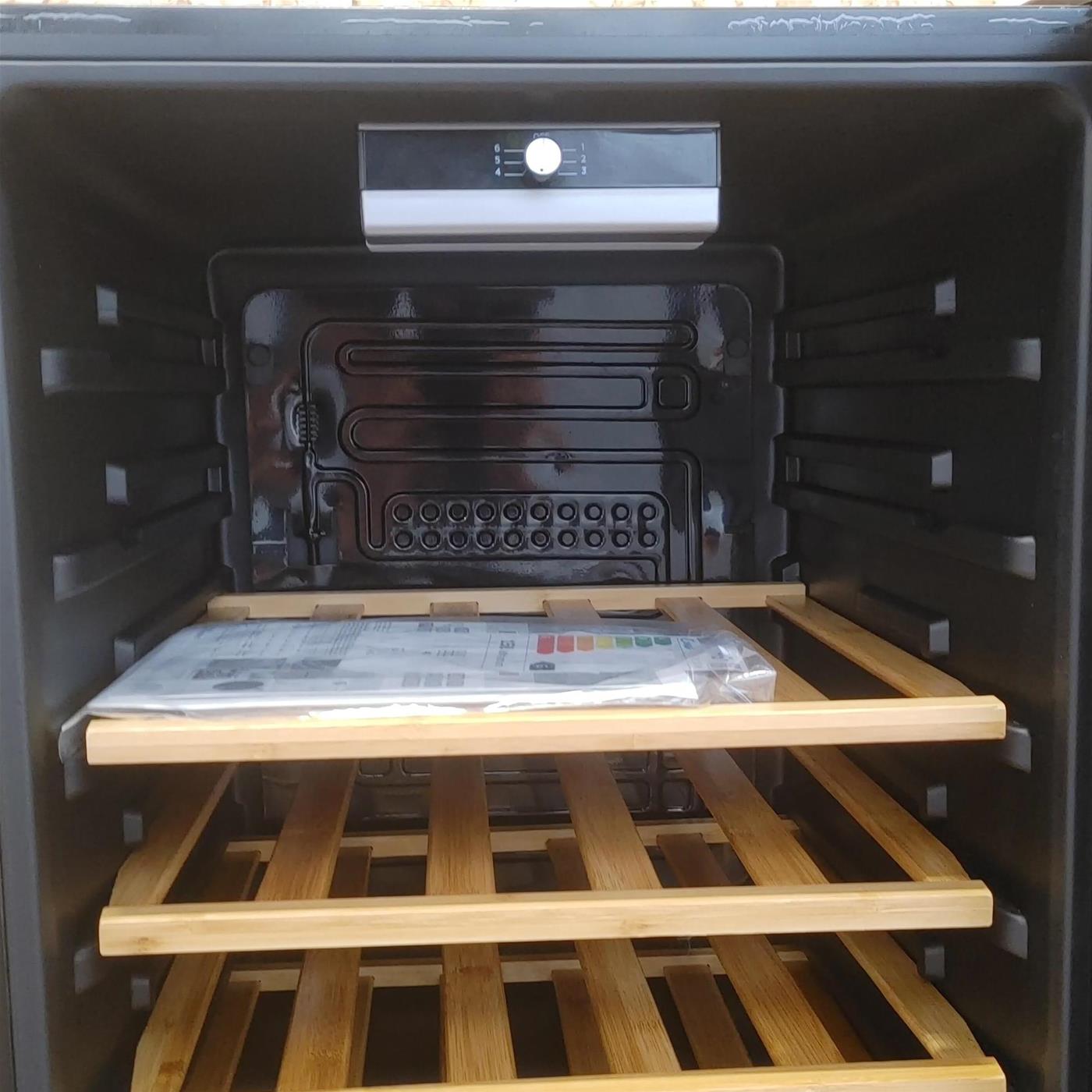 Candy DiVino CWC 150 MH Frigorifero per vino a compressore Libera installazione Nero 41 bottiglia/e