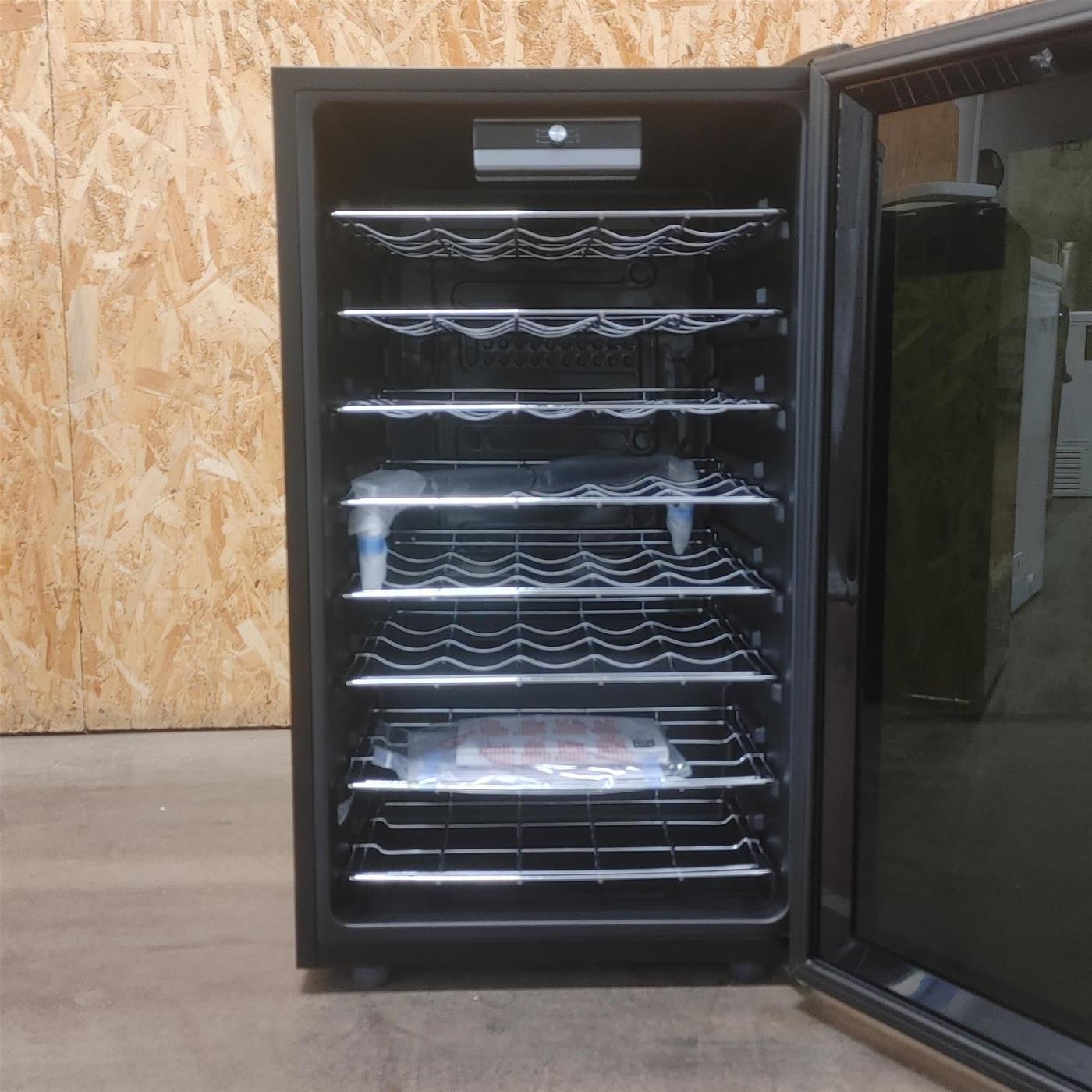 Candy DiVino CWC 150 ED/N Frigorifero per vino a compressore Libera installazione Nero 41 bottiglia/e