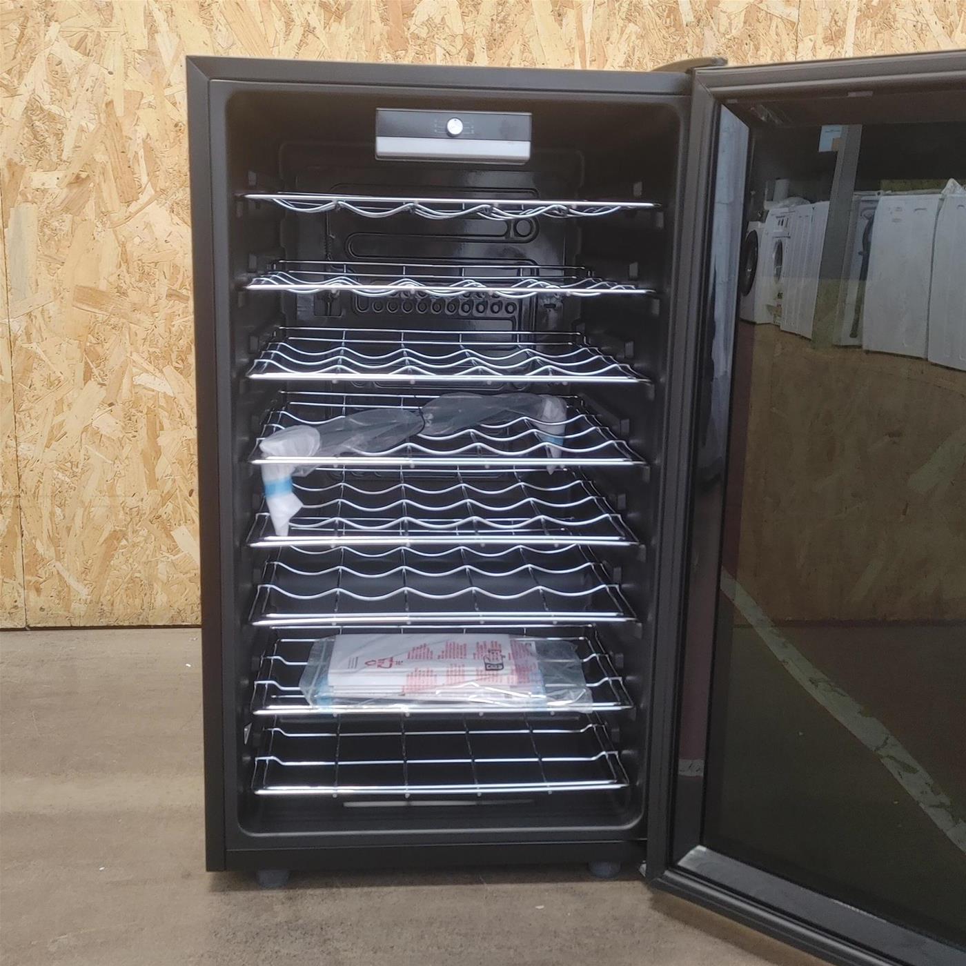 Candy DiVino CWC 150 ED/N Frigorifero per vino a compressore Libera installazione Nero 41 bottiglia/e