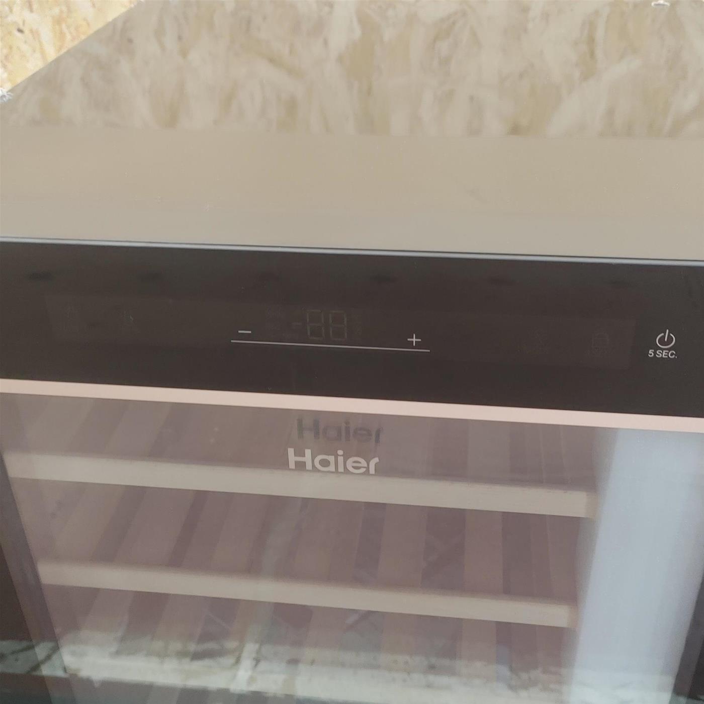 Haier Wine Bank 50 Serie 5 HWS49GA Frigorifero per vino a compressore Autoportante Nero 49 bottiglia/e