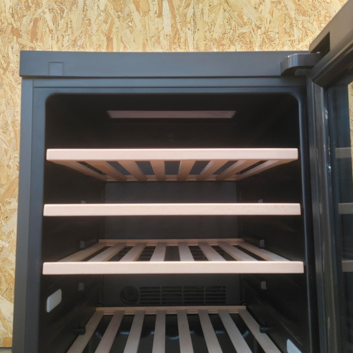 Haier Wine Bank 50 Serie 5 HWS49GA Cantinetta frigo con compressore Libera installazione Nero 49 bottiglia(e)