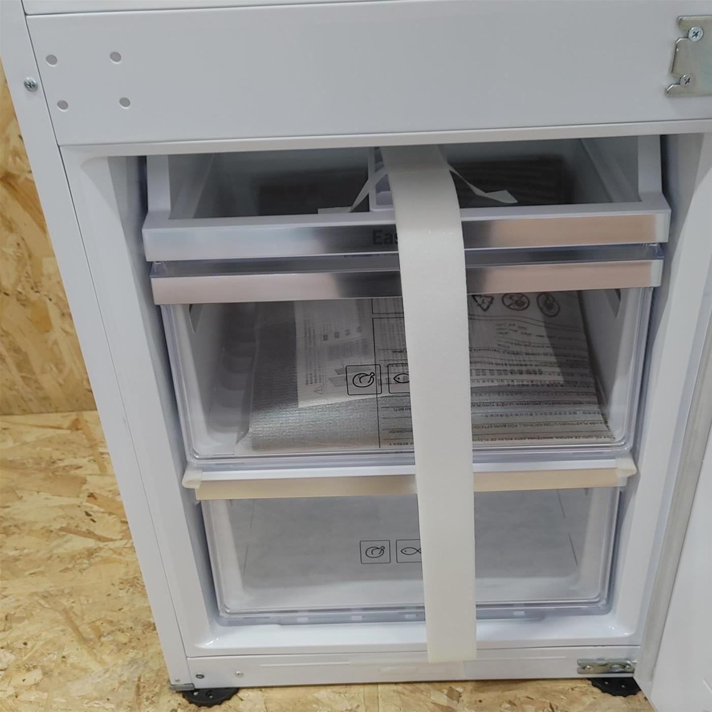 Samsung BRB260035WW frigorifero con congelatore Da incasso 266 L G Bianco