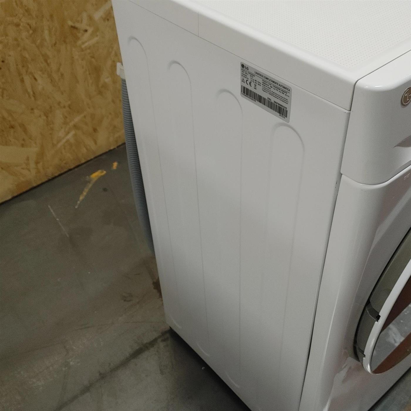 LG F4DV710H2SE Lavasciuga Intelligente AIDD 10,5/7 kg Vapore TurboWash 360 1400 Giri/min Carica frontale Classe E