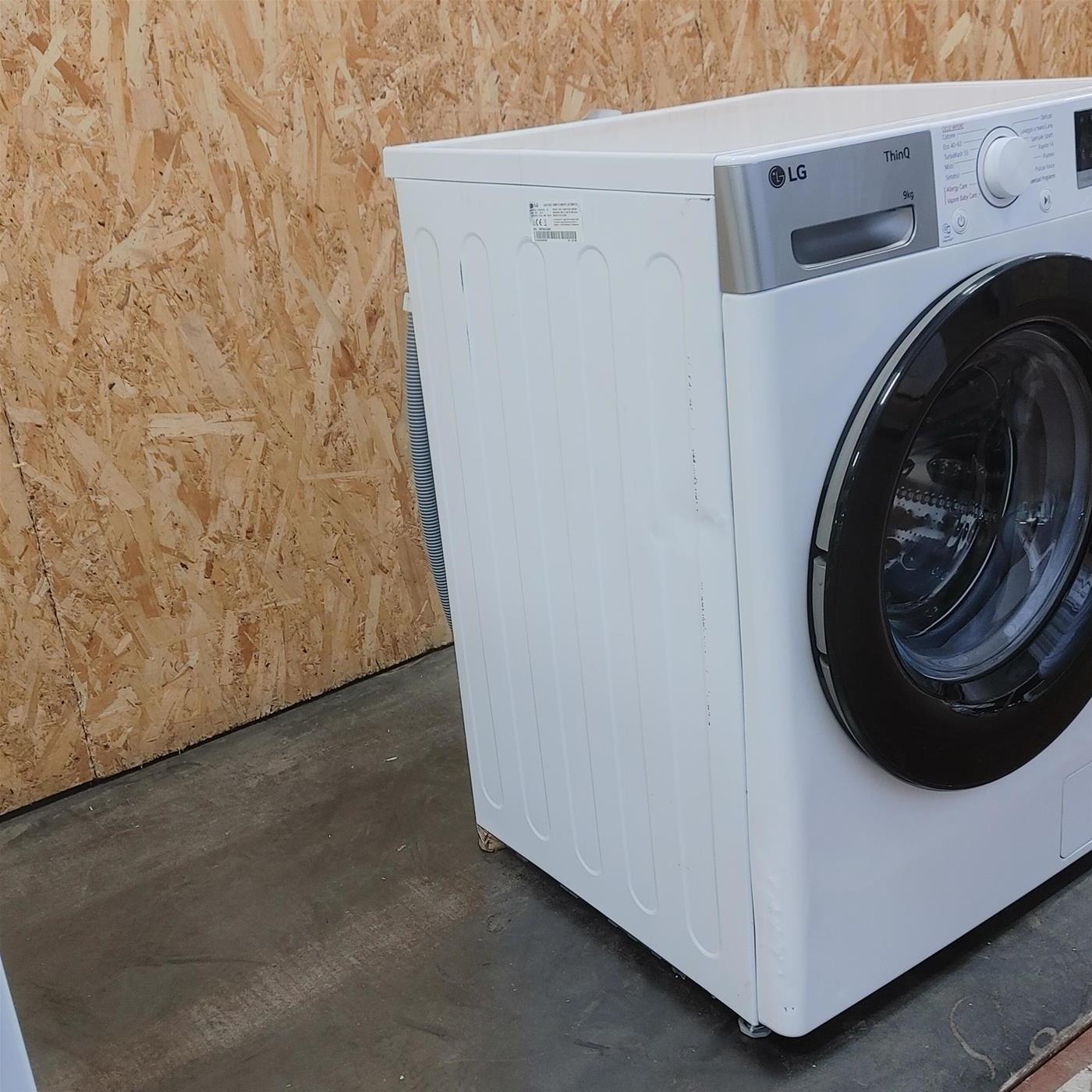 Lavatrice LG F4WV510S1E Caricamento frontale 10,5 kg 1400 Giri/min Bianco