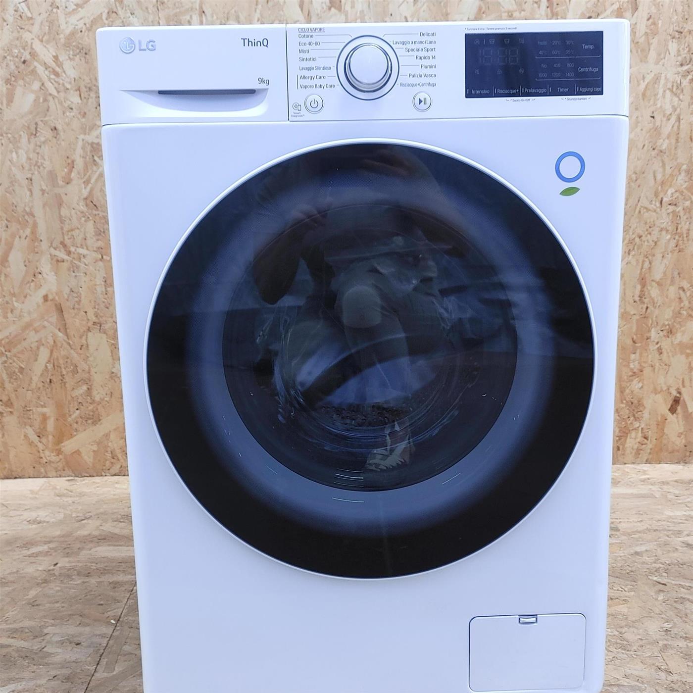 LG F4V5PYP1W lavatrice Caricamento frontale 9 kg 1400 Giri/min Bianco