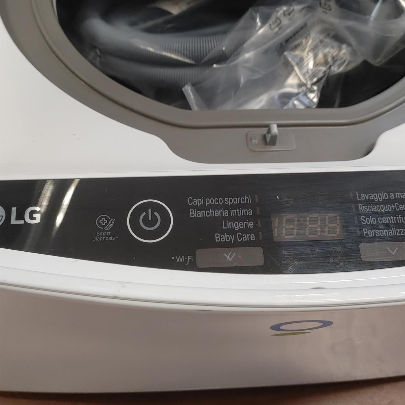Lavatrice LG F4WV710P1 10,5 kg + Lavatrice carica dall'alto F8K5XN3 2 kg