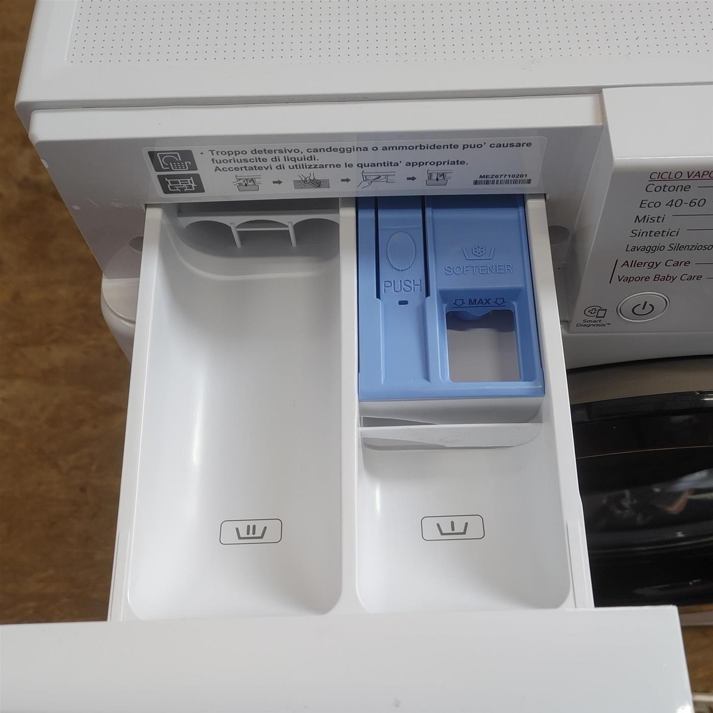 Lavatrice LG F2WV3S7S6E Carica frontale 7 kg 1200 Giri/min Bianco