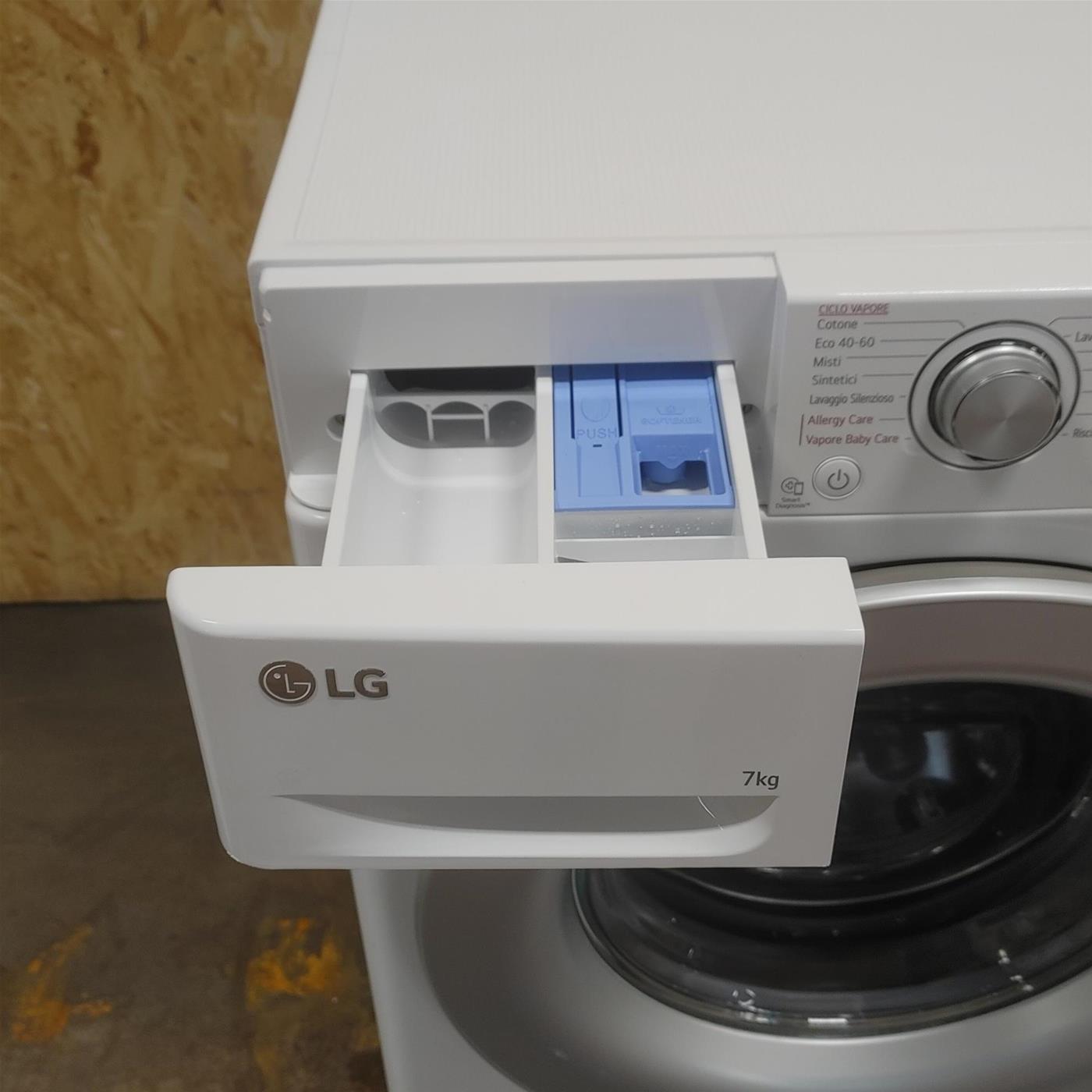LG F2WV3S7S4E Lavatrice Slim AI DDTM SteamTM 7kg Classe energetica D