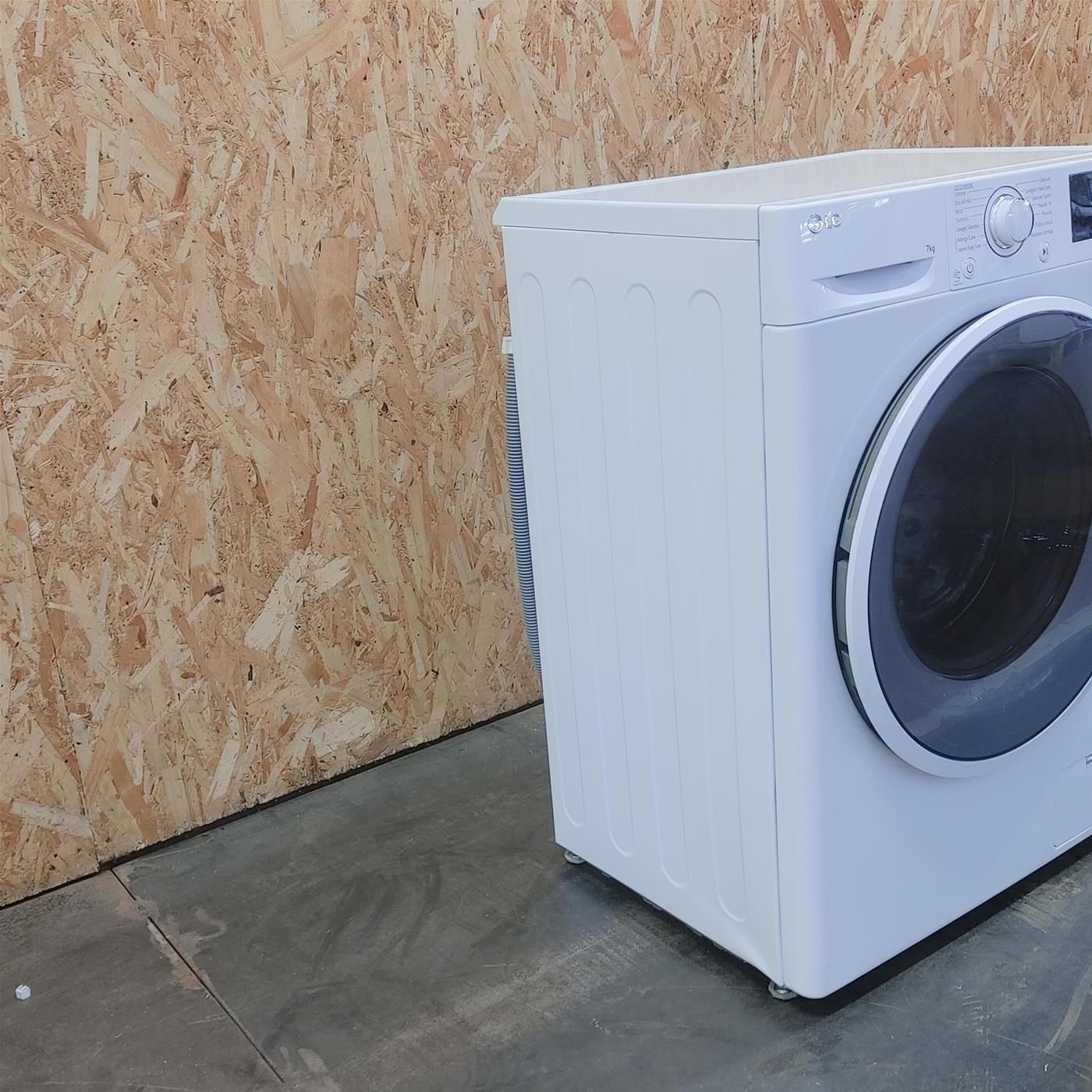 Lavatrice LG F2WV3S7SHE Caricamento frontale 7 kg 1200 Giri/min Bianco