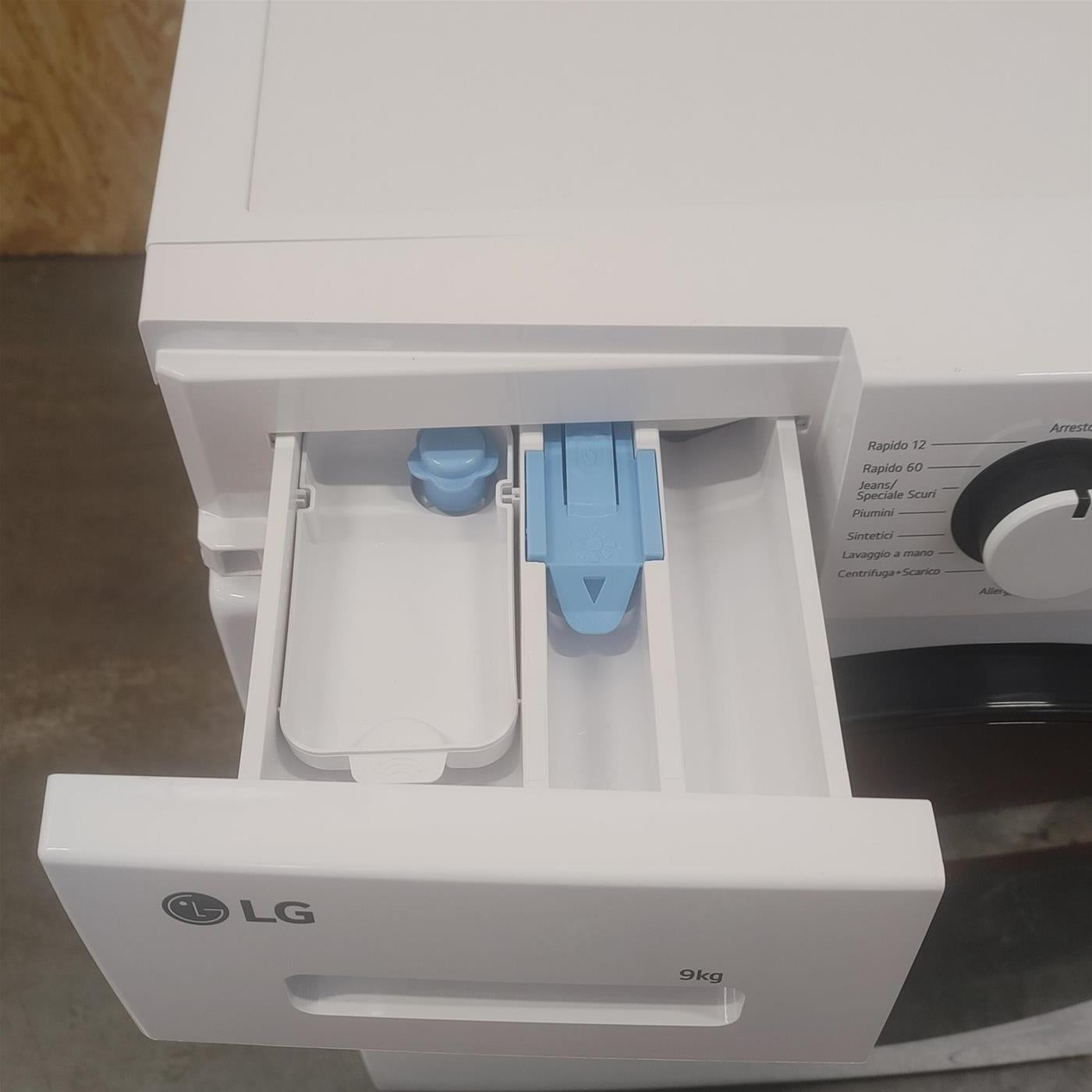 Lavatrice LG F4WM309SAE Carica frontale 9 kg 1400 Giri/min Bianco