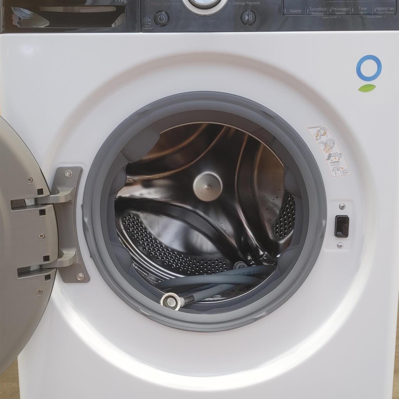 Lavatrice LG F4R7511TSWB Carica frontale 11 kg 1400 Giri/min Bianco