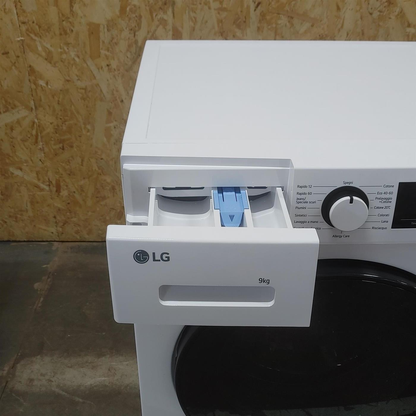 Lavatrice LG F4WM309SAE Carica frontale 9 kg 1400 giri Bianco