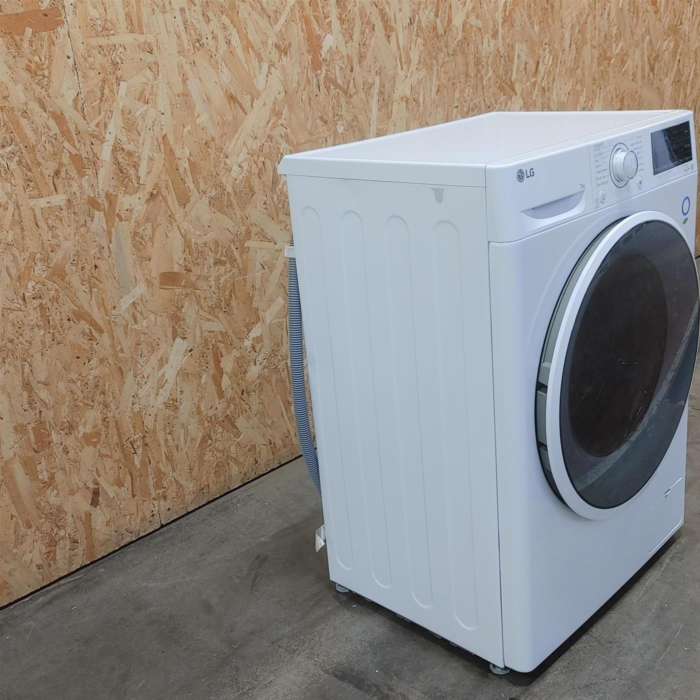 LG F2WV3S7S4E Lavatrice Slim AI DDTM SteamTM 7kg Classe energetica D