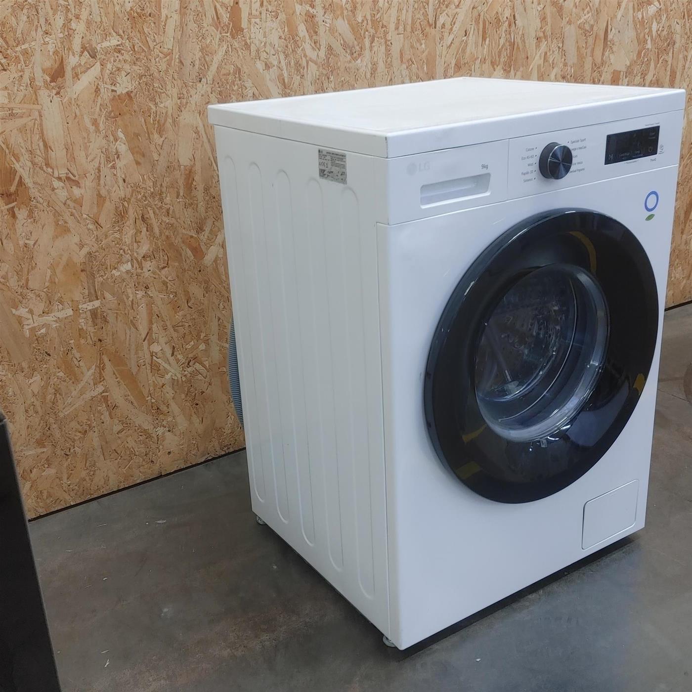 LG F4NX1009NWK Lavatrice smart 9kg, Classe A, 1400 giri, 6 Motion, Allergy Care, Bianca