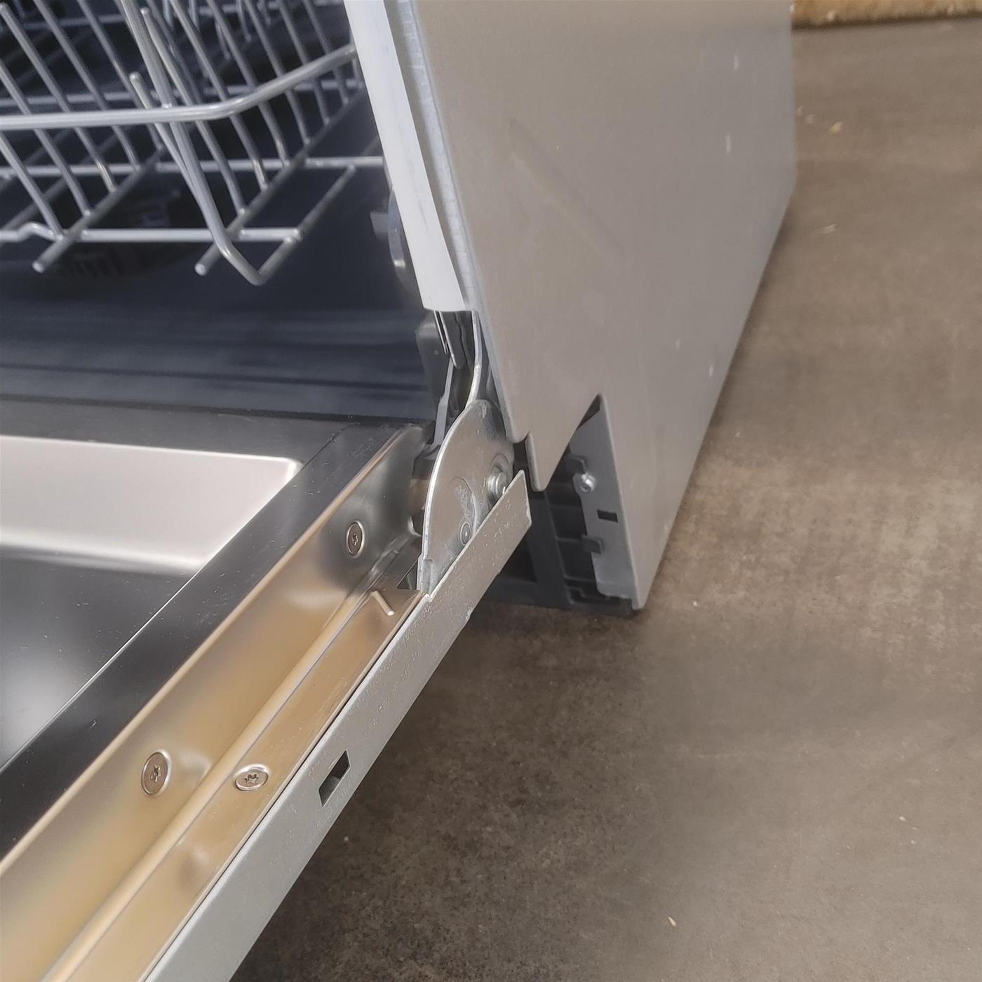 Lavastoviglie CANDY CIMC E0W 3E53 a Scomparsa Totale 13 coperti