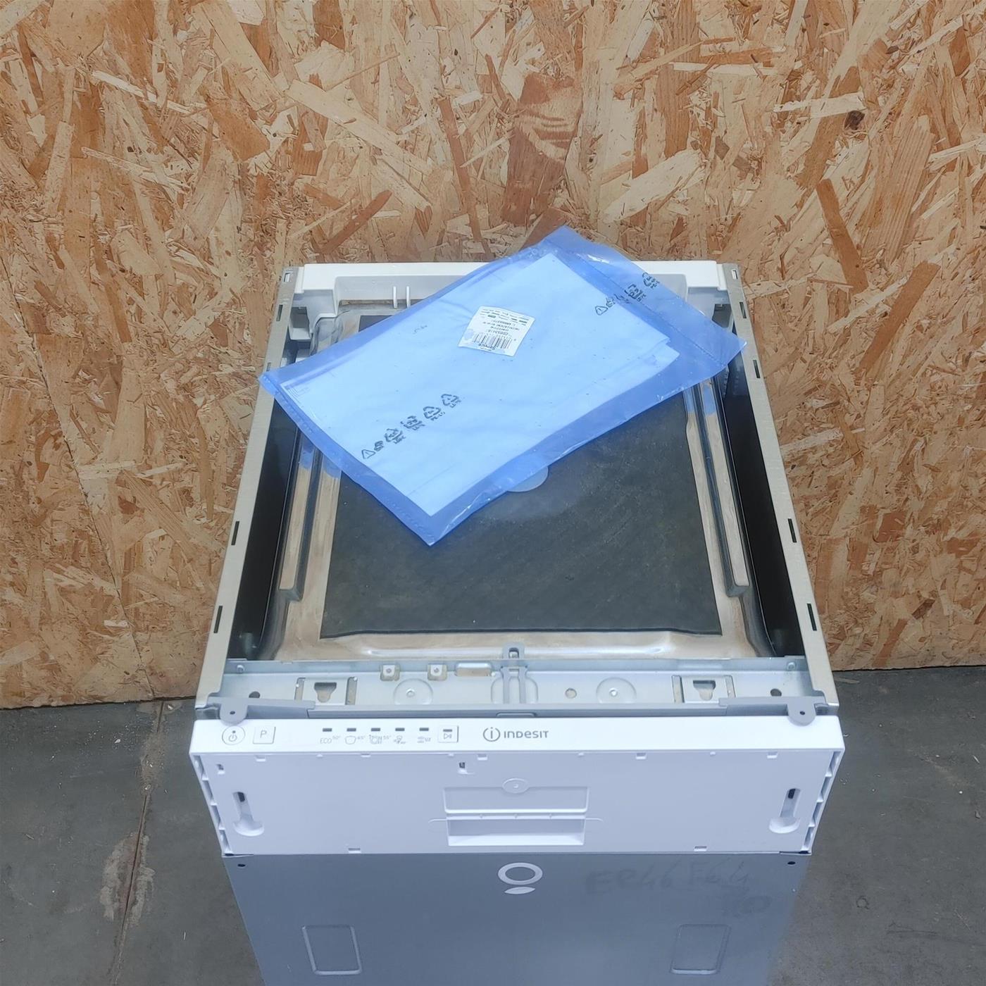 Lavastoviglie Indesit DSIE 2B10 da incasso 10 coperti