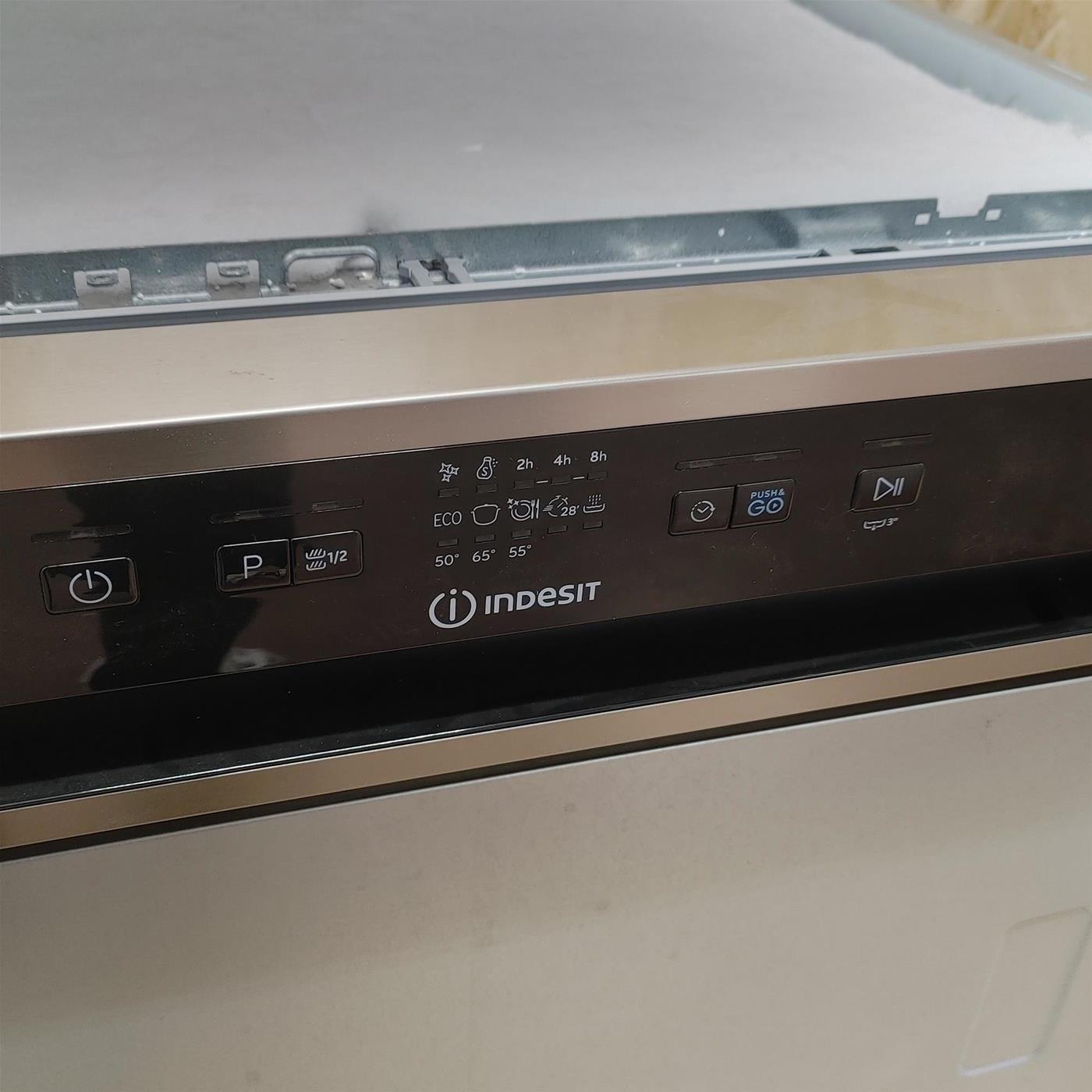 Indesit DBE 2B19UK lavastoviglie a scomparsa totale 14 coperti F