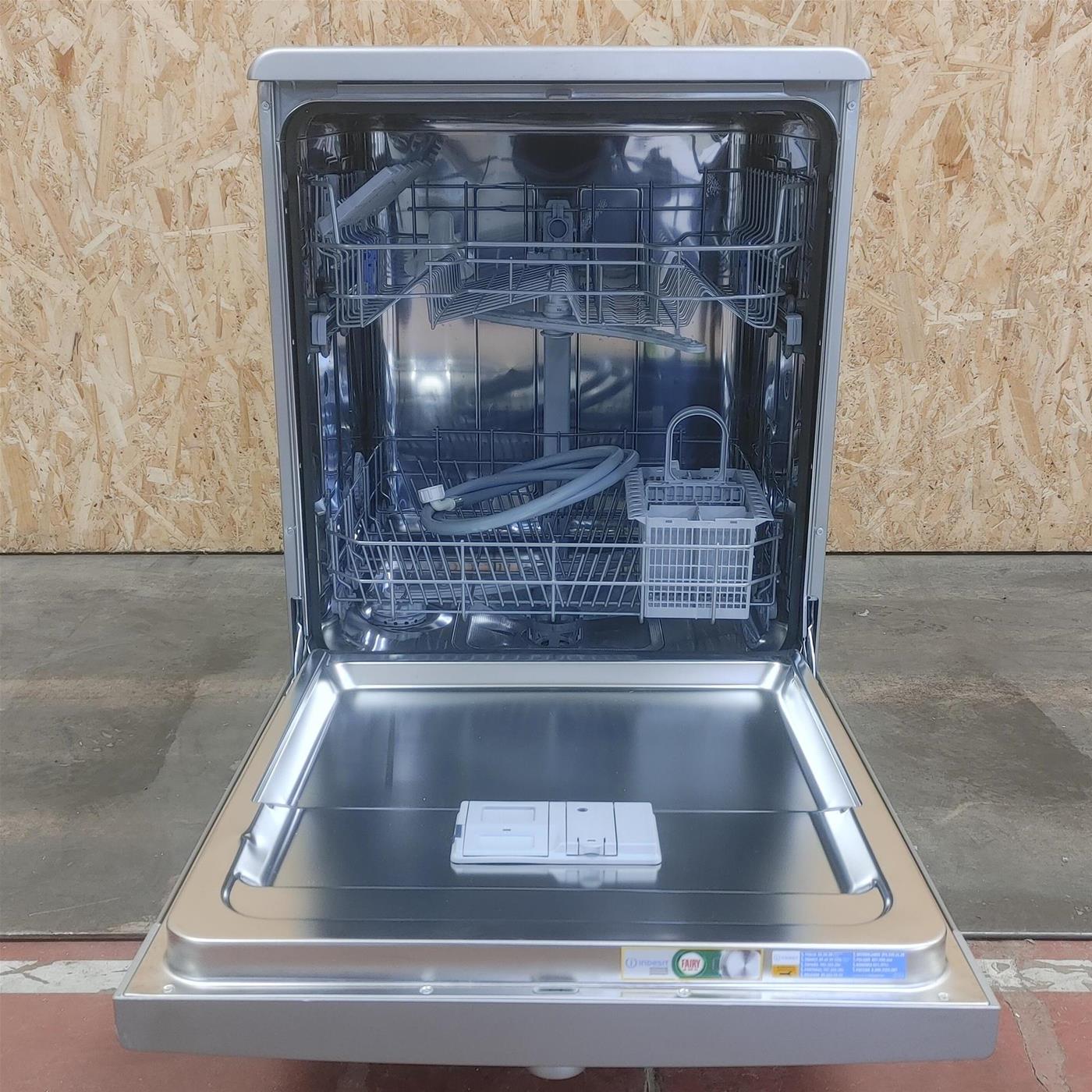 Indesit D2F HK26 S Lavastoviglie Libera installazione 14 Coperti E