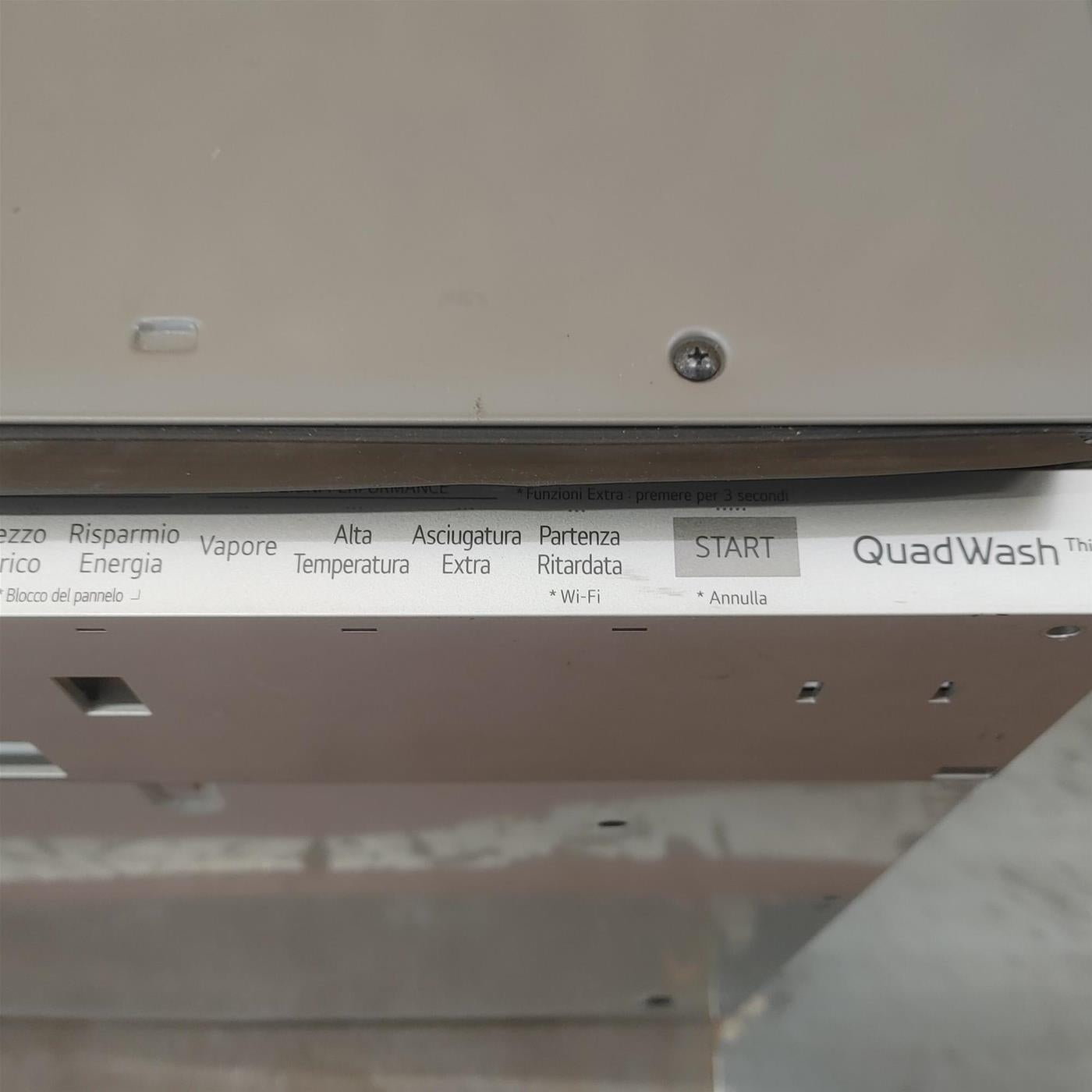 LG QuadWash DB325TXS Lavastoviglie a scomparsa totale Classe E 14 coperti Vapore Wi-Fi