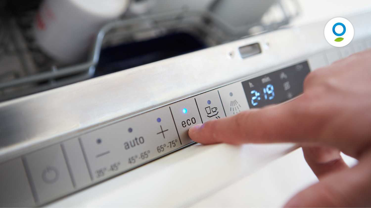 mano che sceglie il programma ECO per la lavastoviglie