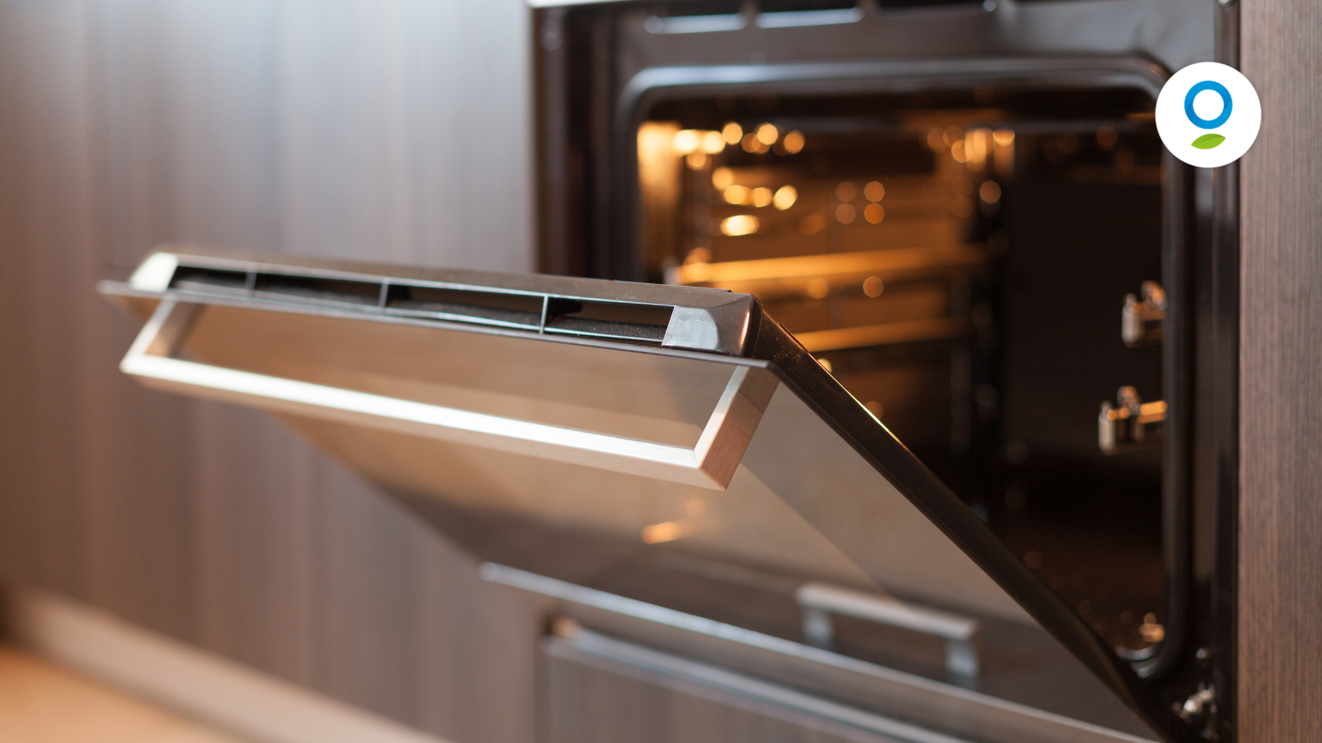 forno aperto con luce accesa