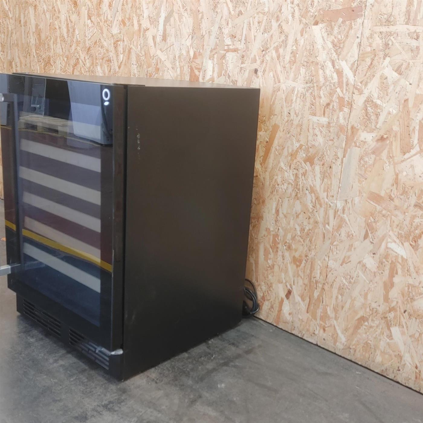 Hisense RW18W4NWLGF Cantinetta vino con compressore Libera installazione Nero 54 bottiglie