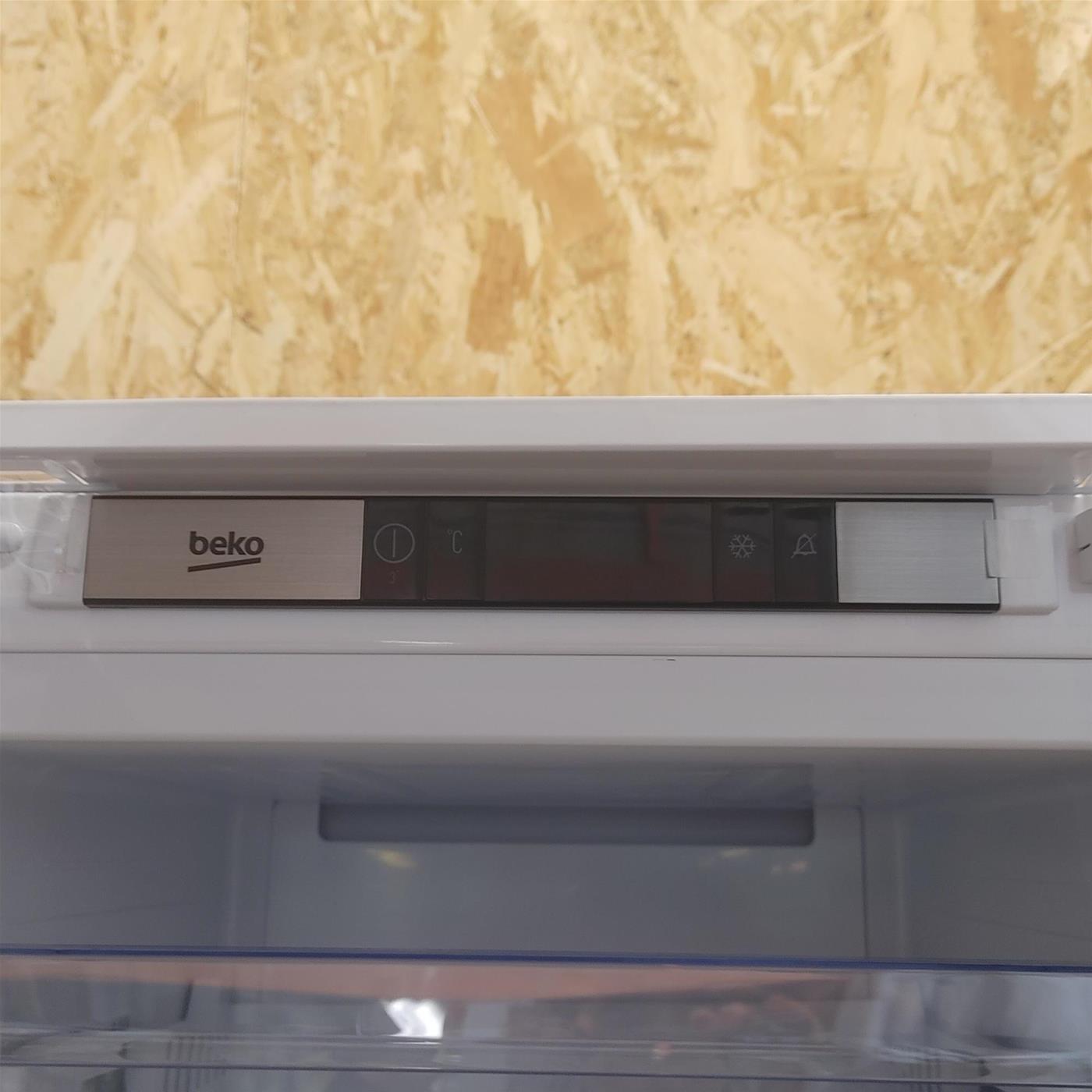 Congelatore verticale Beko BFNA247E40SN da Incasso 220 L