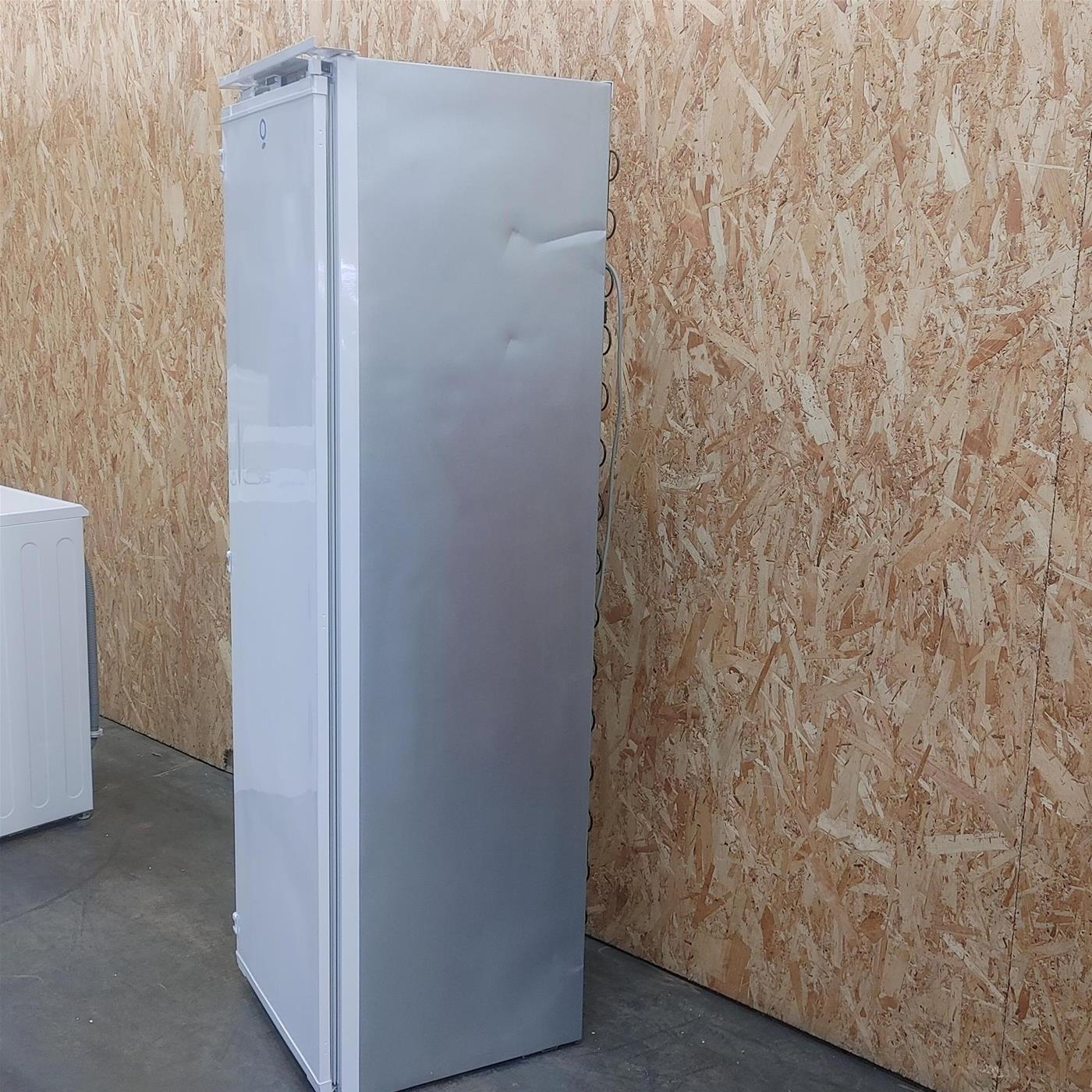 Congelatore verticale Beko BFNA247E40SN da Incasso 220 L