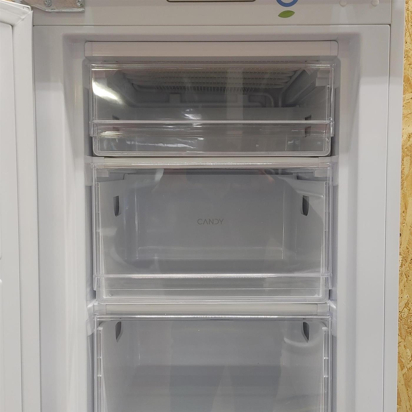 Congelatore verticale Candy CUS518EW  Da incasso 204 L