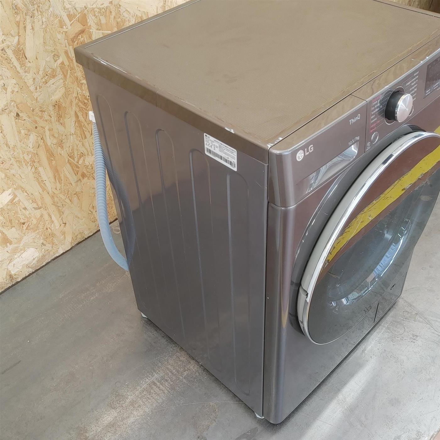 LG F4DV710H2SE Lavasciuga Intelligente AIDD 10,5/7 kg Vapore TurboWash 360 1400 Giri/min Carica frontale Classe E