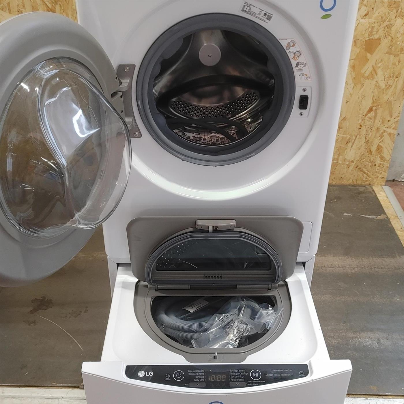 Lavatrice LG F4WV710P1  10,5 kg + Lavatrice carica dall'alto F8K5XN3 2 kg