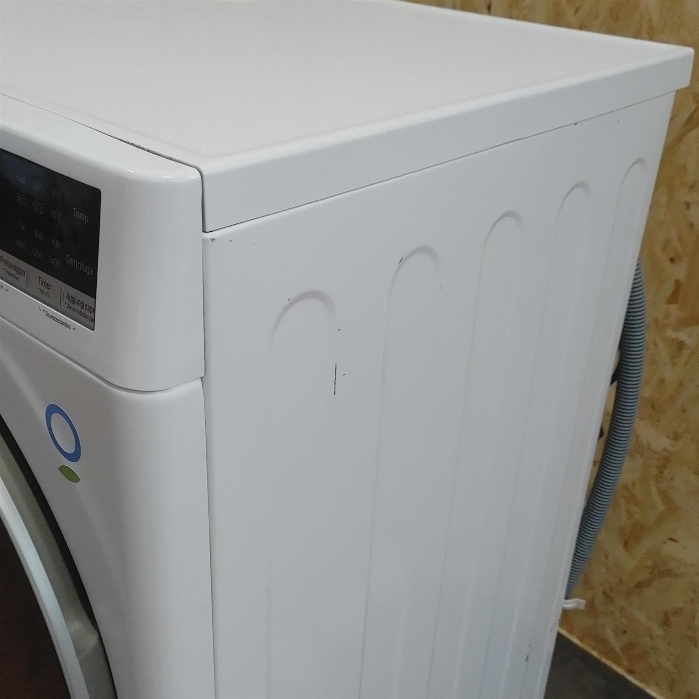 Lavatrice LG F4WV710P1  10,5 kg + Lavatrice carica dall'alto F8K5XN3 2 kg