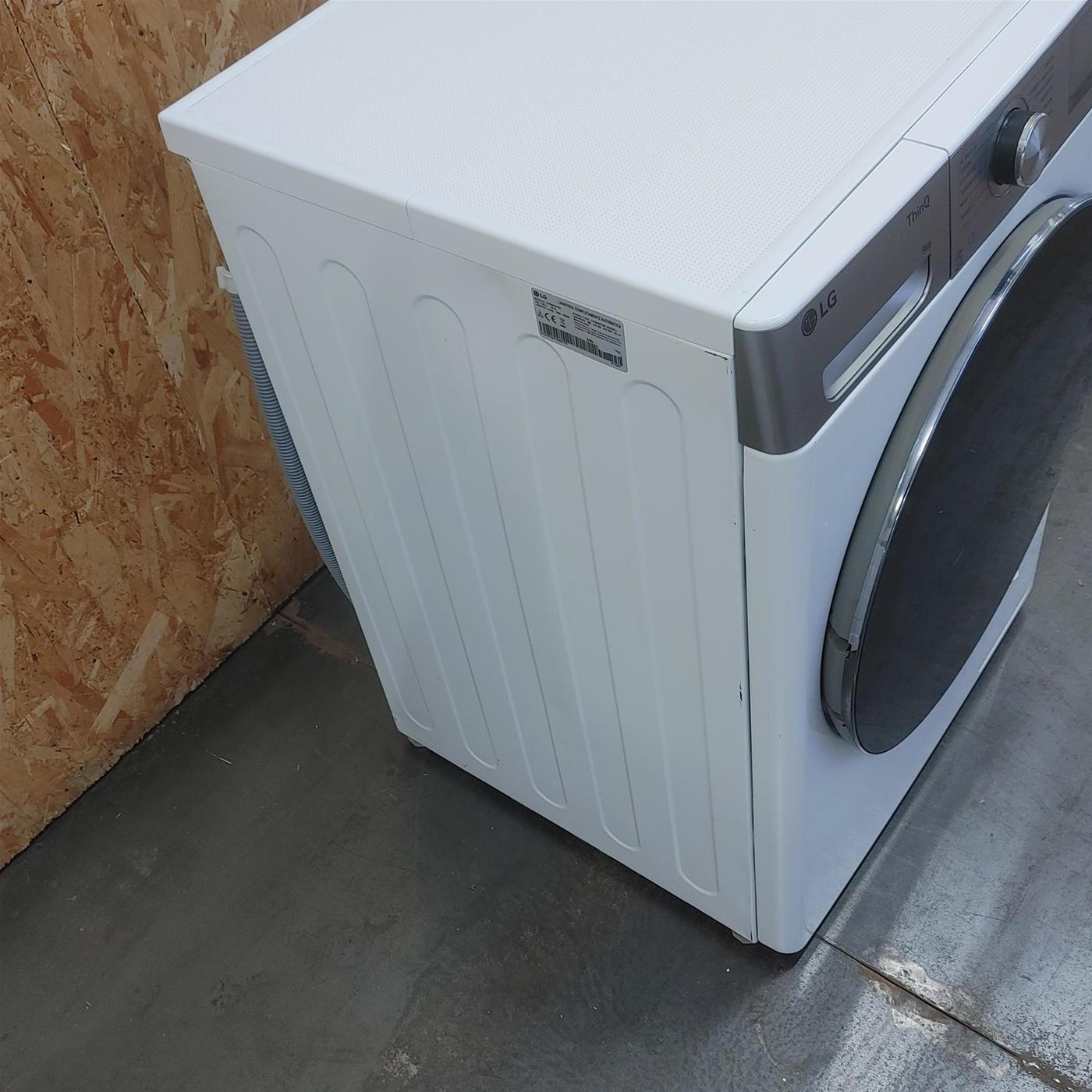 LG F4R9009TPWC Lavatrice 9kg AI DD, Classe A-40%, 1400 giri, TurboWash, Vapore