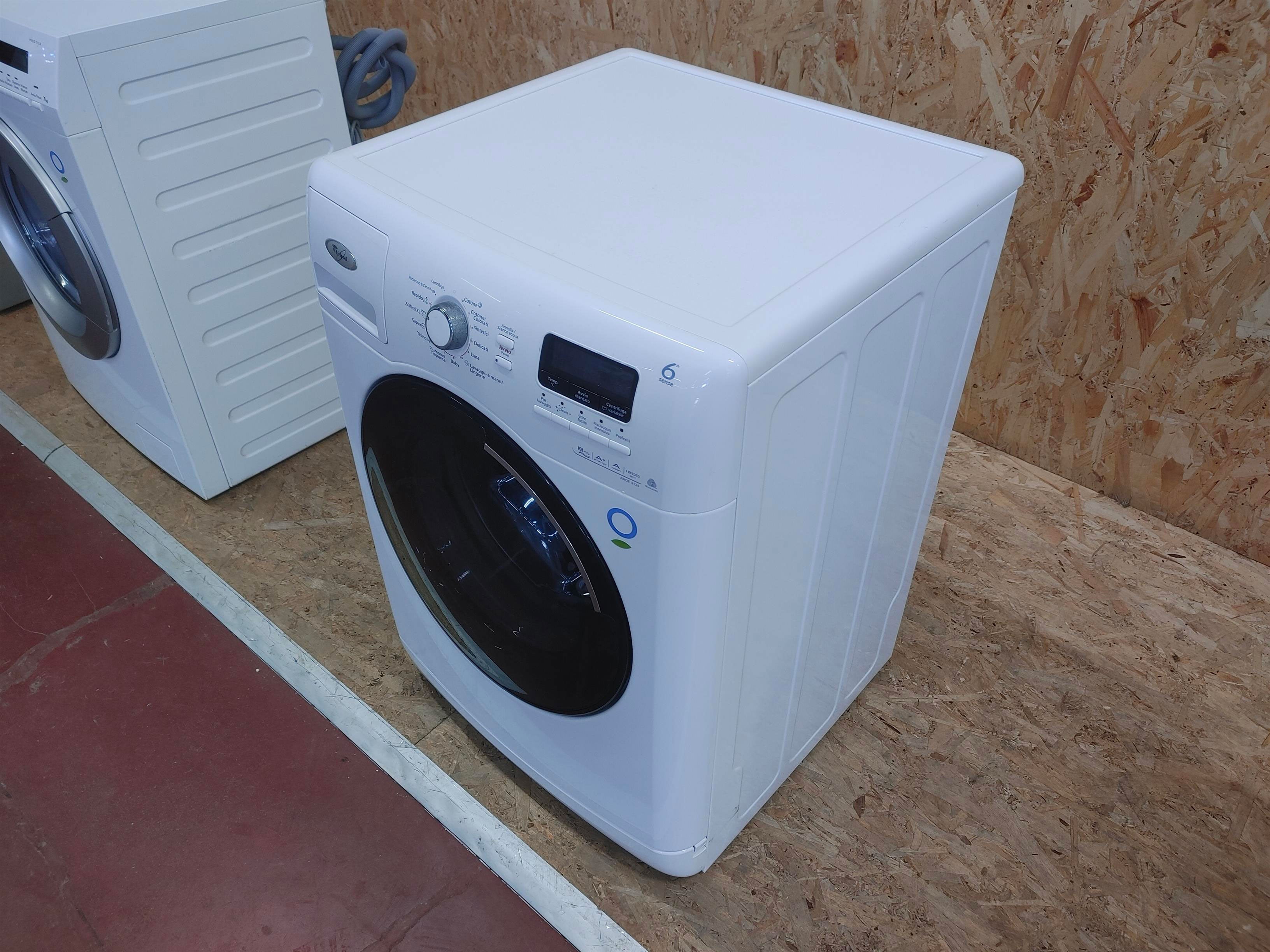 Whirlpool AWOE8129 lavatrice Caricamento frontale 8 kg 1200 Giri/min Bianco