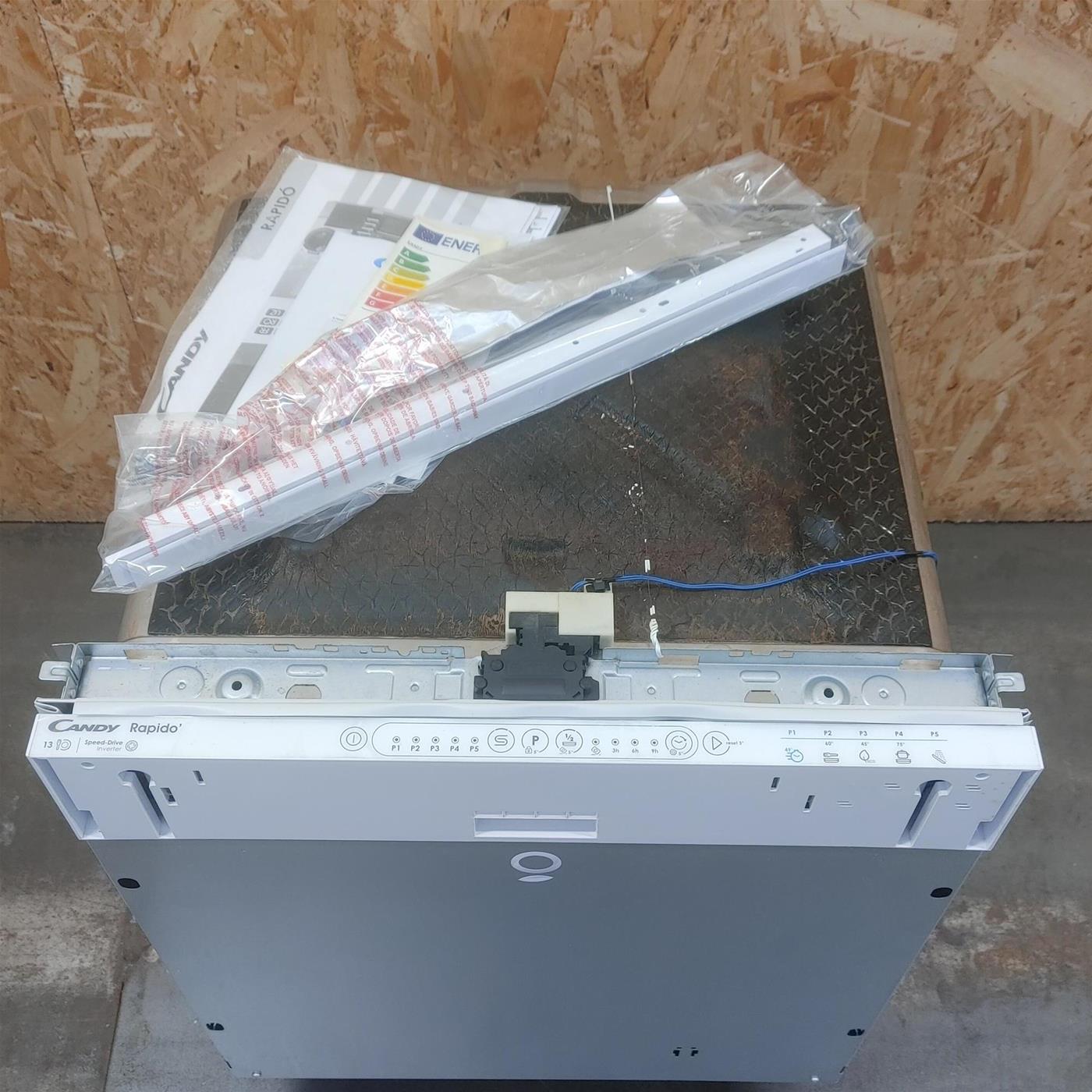 Lavastoviglie CANDY CIMC E0W 3E53 a Scomparsa Totale 13 coperti